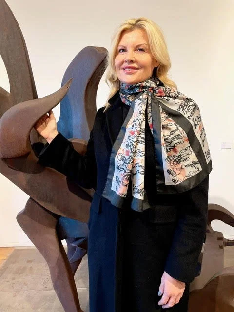 
Robin wears "Purvis Long" scarf at ALMA Gallery in Chicago

