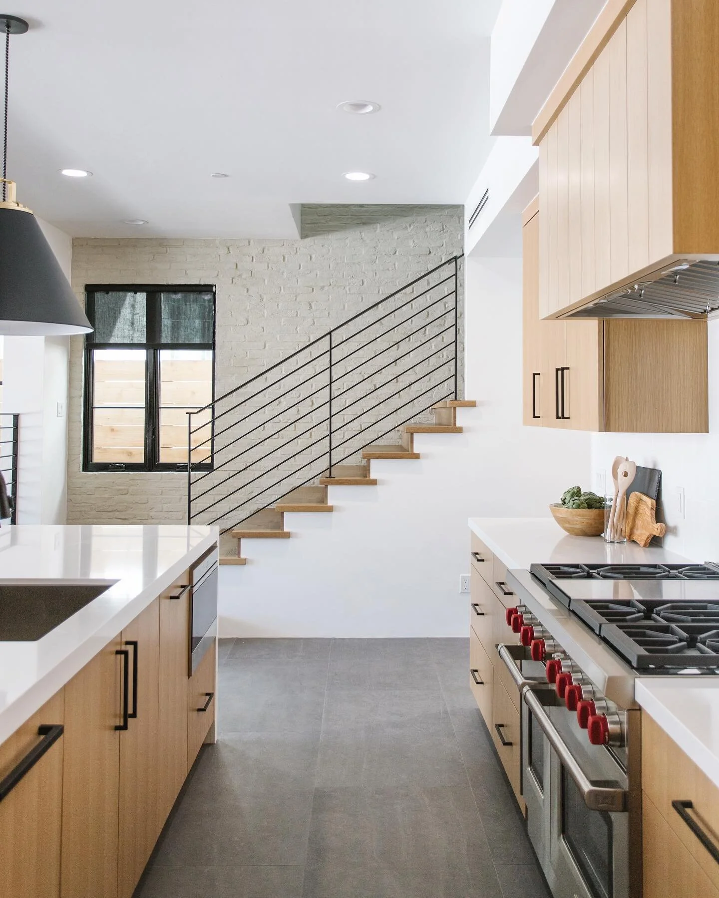 Sharing a new kitchen angle from this recent Peninsula Point build to welcome the weekend!

Design / Build @graystonecustombuilders
Photo @thatsojill_interiors
