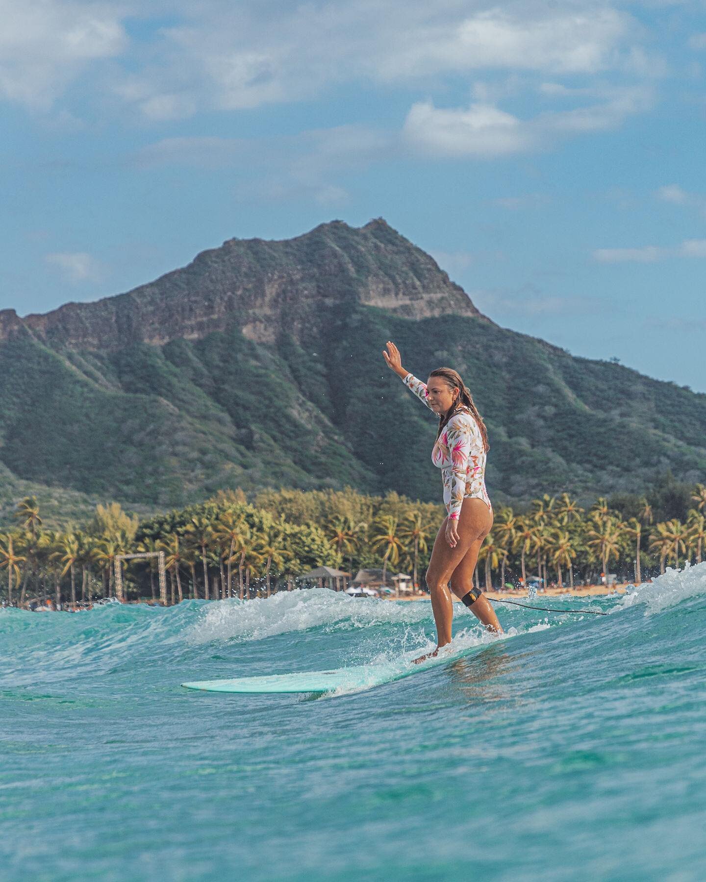 Petting Diamondhead as she surfs by meet CSG @rachael_downham 🏄🏽&zwj;♀️

Rachael may not be as curvy as some surfers but she&rsquo;s very familiar with the struggle of ill fitting surf wear. 

She was well endowed with a Triple D chest and struggle