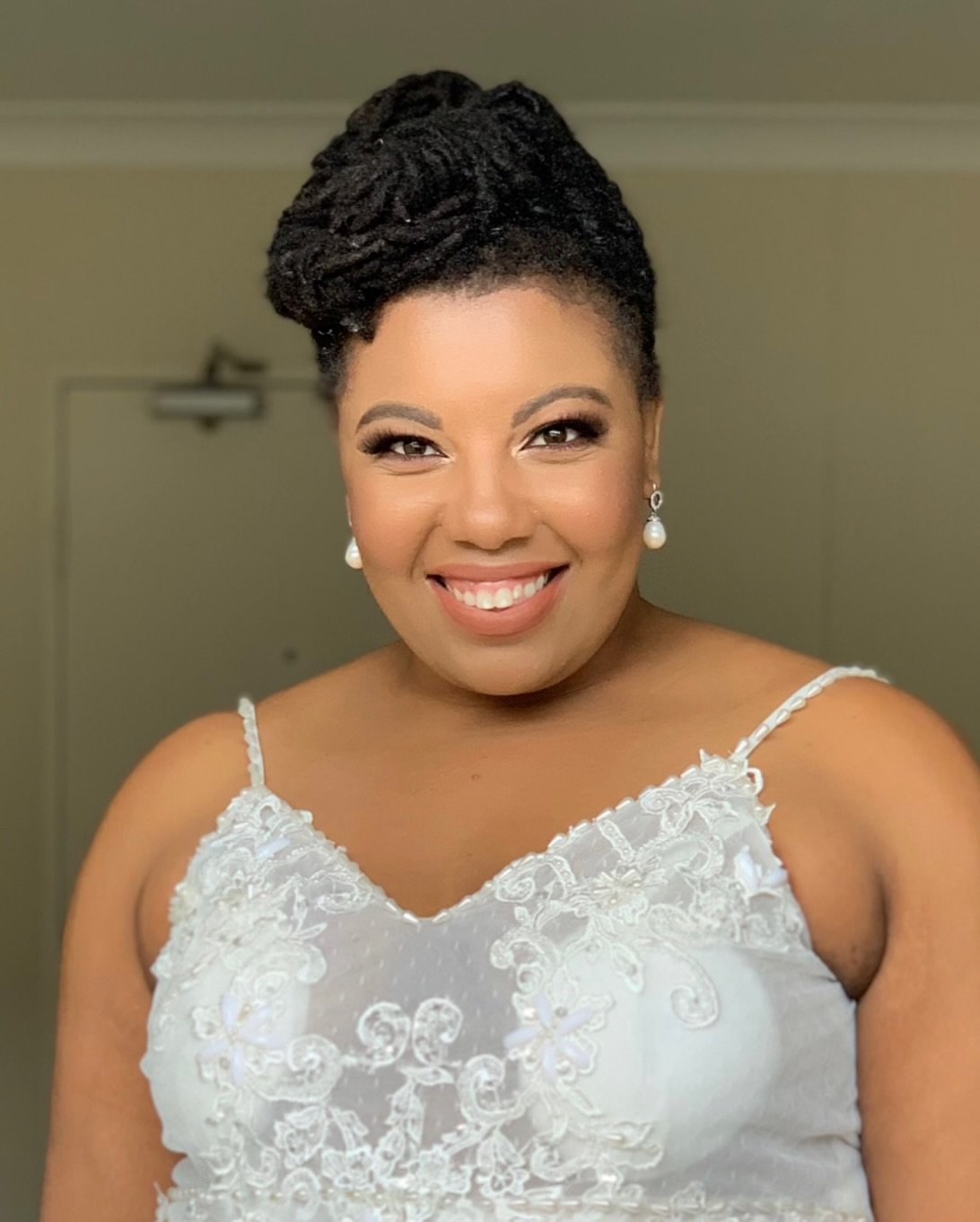 A soft glam bridal makeup look for this beautiful bride Tasare 🤍

Before and after. 

#BridalMakeup
#SoftGlamBride
#NaturalBridalMakeup
#TimelessBride
#BridalBeauty