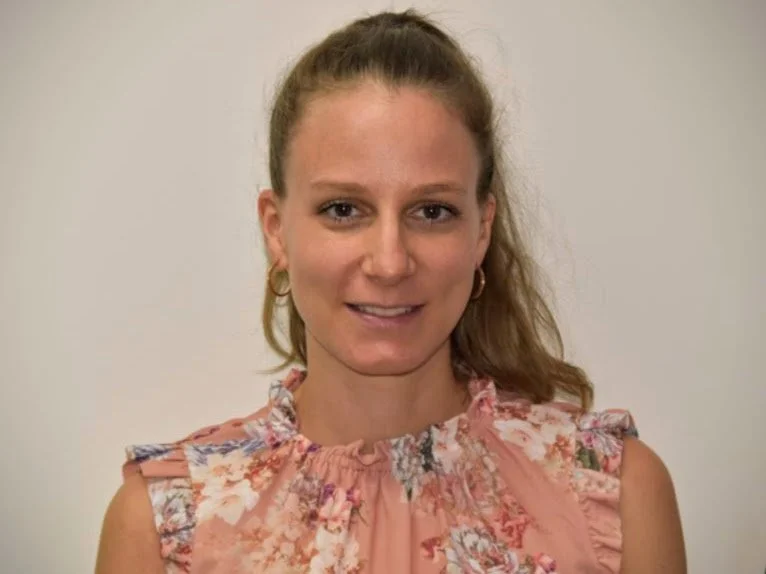 Yindi dh&auml;wu dhipuŋur ARDS-ŋur! ARDS board members-thu walal m&auml;rram yuṯany CEO-nha y&auml;ku Julia Wormer-ny.

Julia gakal dharrwa ga ŋorra health ga community services ŋur mala. Ŋ&auml;thildja ŋayi gan dj&auml;ma Team Health, Anglicare NT, 