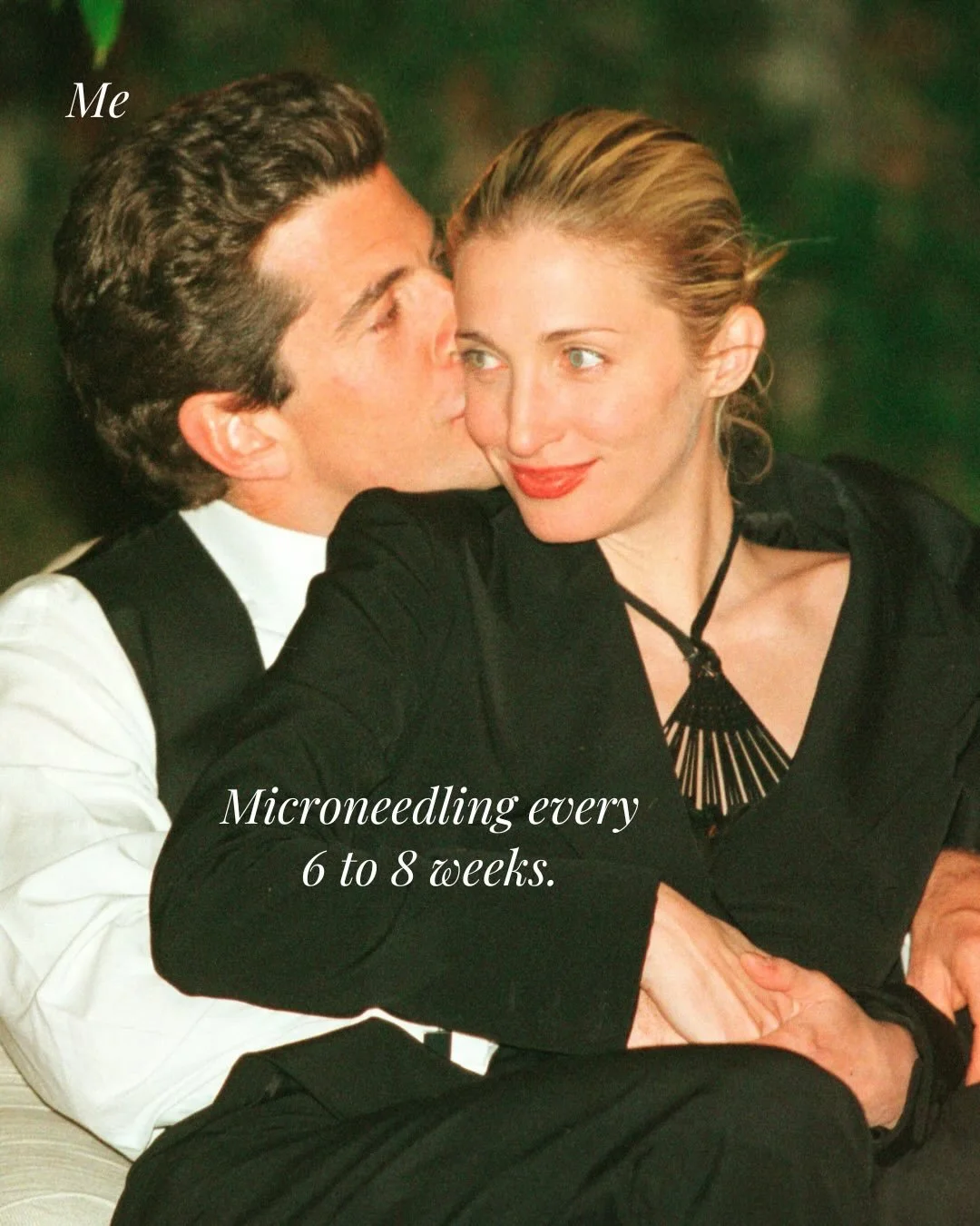Tout ce qu&rsquo;il nous faut, c&rsquo;est le style et la routine de soins de Carolyn Bessette. 💅

All we need is Carolyn Bessette&rsquo;s style and skincare routine. 💅