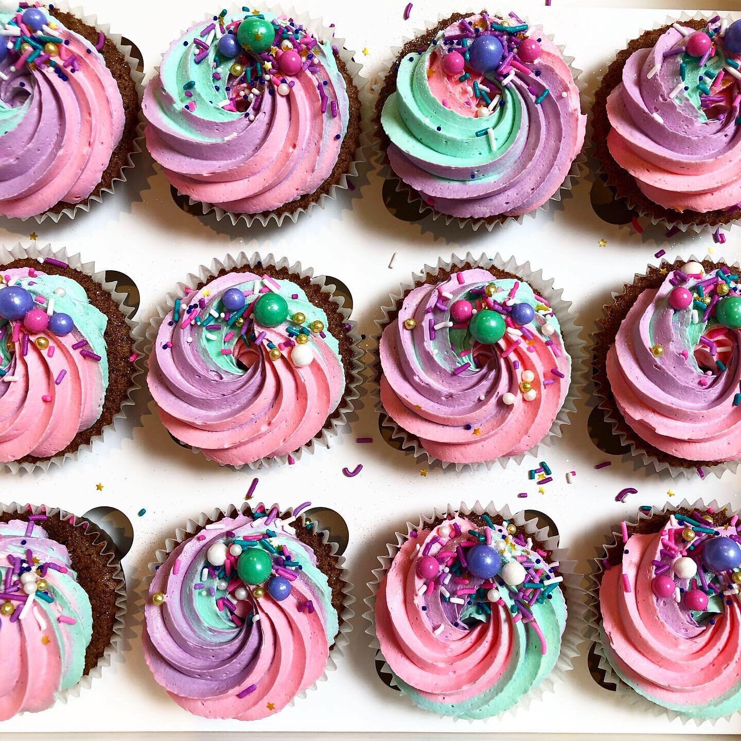 🦄💖 🧜&zwj;♀️ Mermaid / Unicorn cupcakes for my little Miss 6!🧜&zwj;♀️💖🦄 How perfect are these sprinkles by @sweetapolita &ldquo;all dolled up&rdquo; not an ad. Just 💖 them!