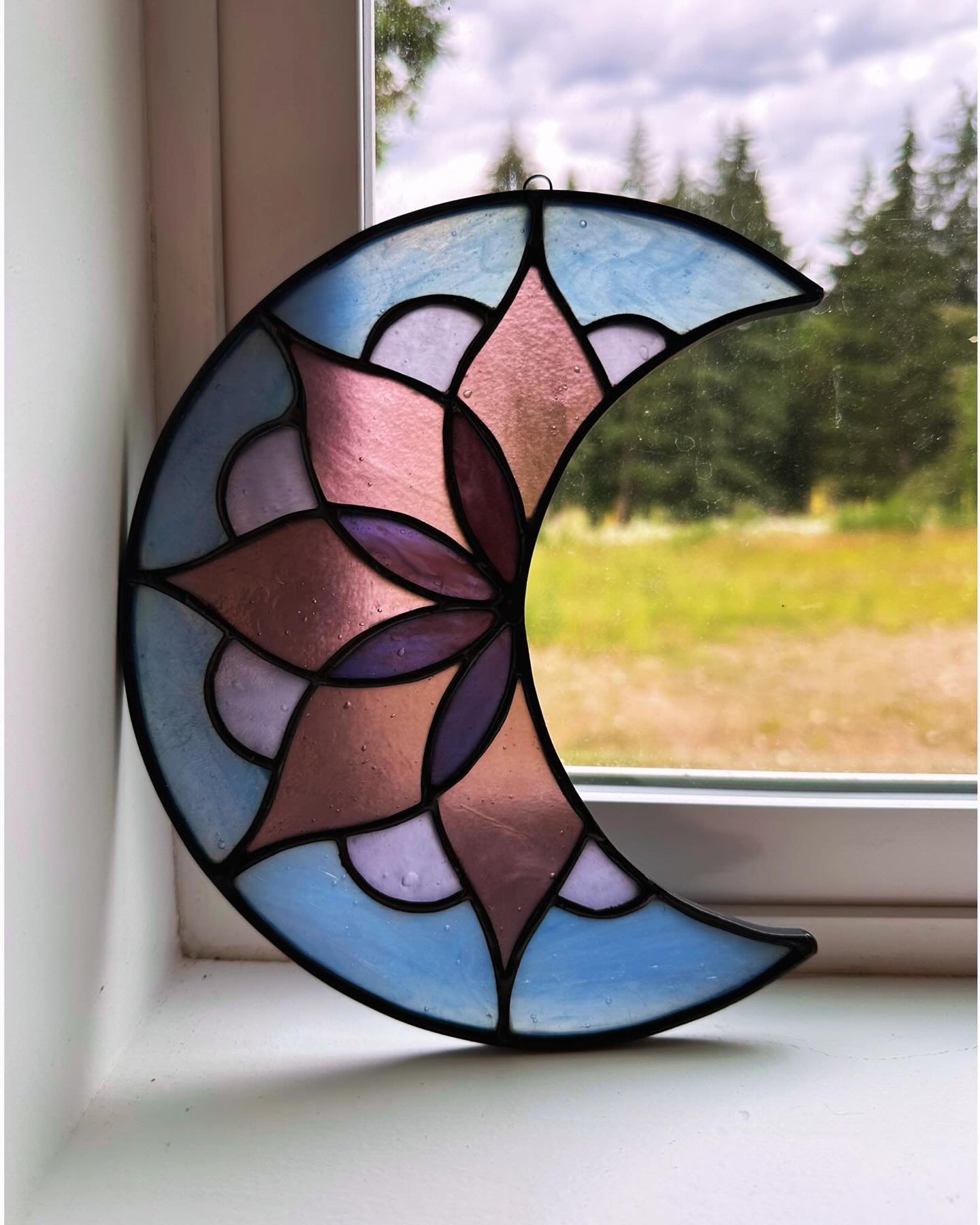 Wrapping up teacher presents 🙌. Typically I make my own patterns, which can be very time consuming. As a time saver this time I purchase this pattern! Credit for this design goes to Wild Soul Stained Glass @wild_soul_stained_glass #stainedglassart #