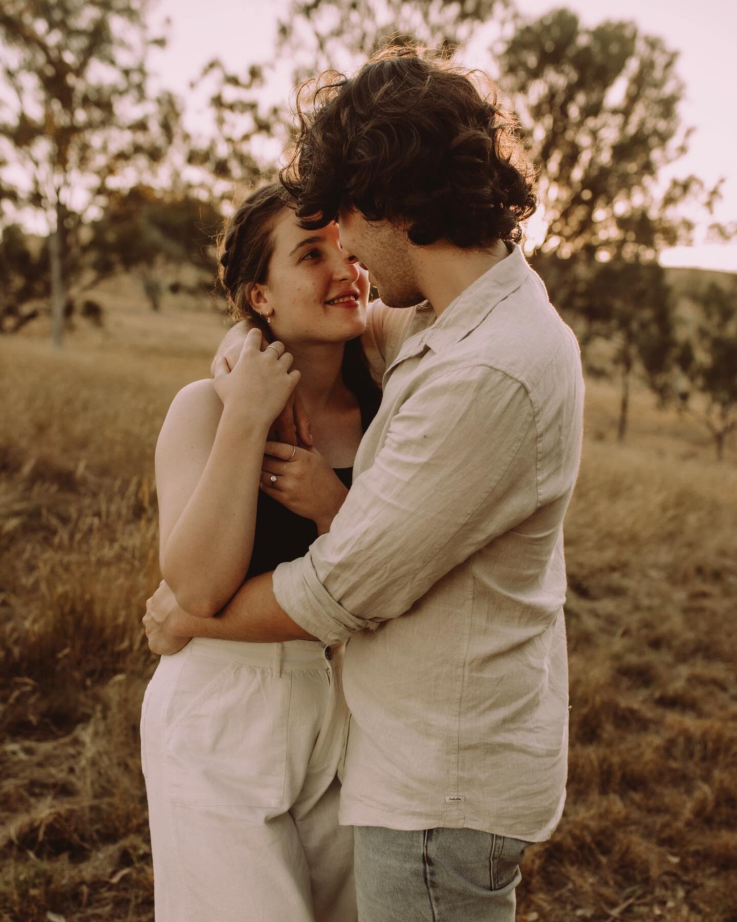 From a really fun session back home over Christmas time with these two newly engaged lovers. I swear we laughed more than we took photos; but every now and then the laughter gave way to these quite little moments between two. 🥰