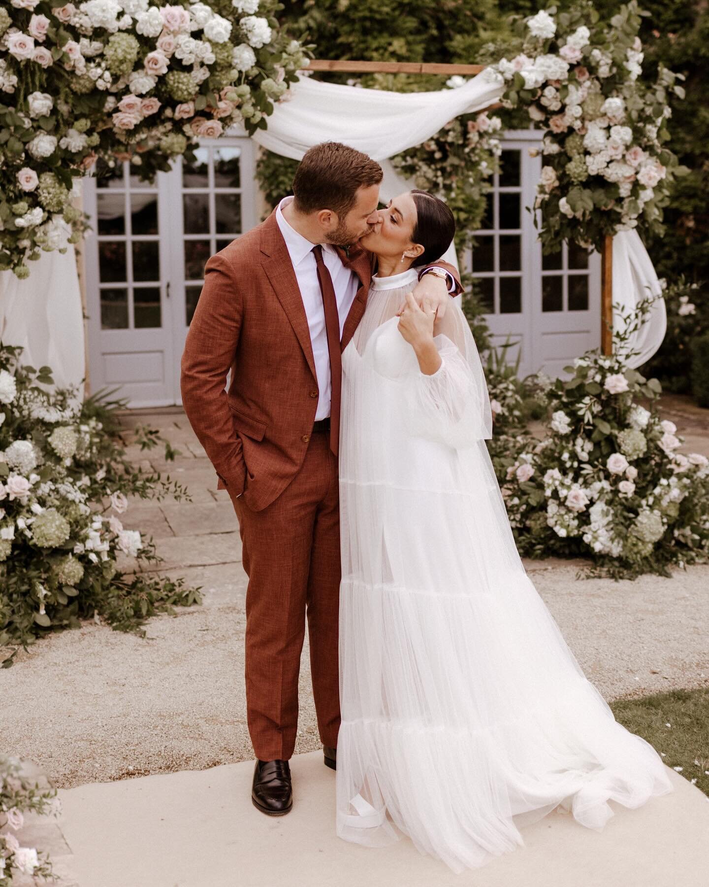 Couldn&rsquo;t resist sharing another frame of Sasha &amp; Josh&rsquo;s summer wedding at the stunning @euridge_ 
We&rsquo;ve just put up a portfolio piece showing some of our favourite images (link in stories). Euridge Manor truly is a magical feeli