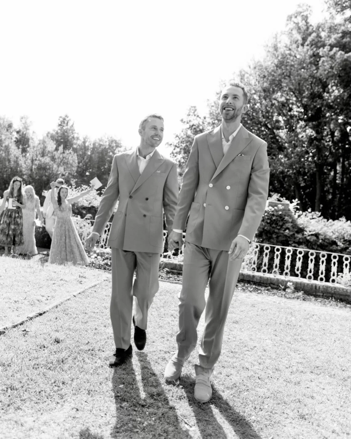 M&amp;B  head down the aisle and lead their guests to the aperitivo. Those very special, small in between moments. ✨