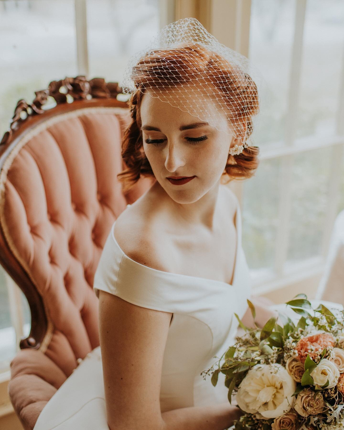 If you could live during a different time in history when would you choose? 

This beautiful bride is straight out of the 1940s and I&rsquo;m obsessed!