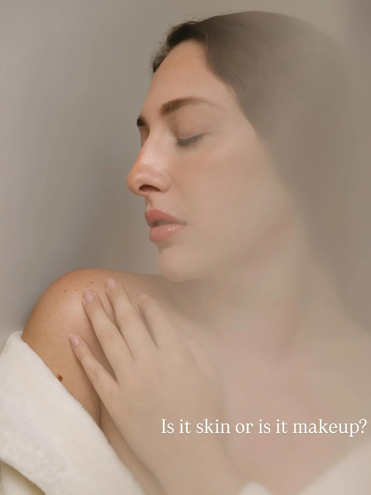 My top 3 ways to achieve skincare campaign makeup~

- very juicy skincare prep
- all cream products applied with your hands
- secret weapon, @westmanatelier luminizer
&bull;
New work for @yen.irie 🧖🏻&zwj;♀️🫧 
Design @uzstudio.co 
Photos @tylerhook