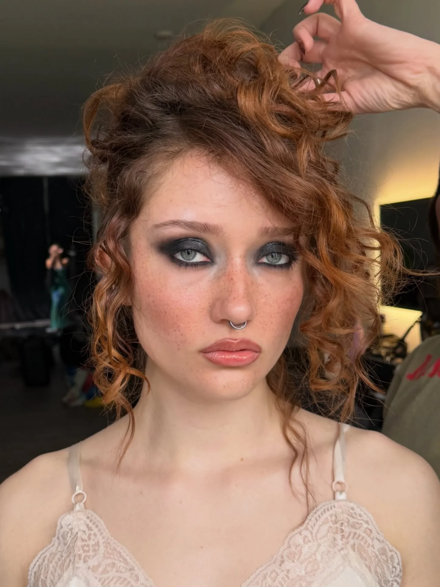The darkest smokey eye 😎 
&bull;
&bull;
Photographer @stephanie.cr2
Model @stargodd3ss
Hair @jessicaskipperr
&bull;

This @ysIbeauty black eyeliner is NEXT LEVEL. With a little bit of @maccosmetics lip glass on top. The only thing on her skin is a t