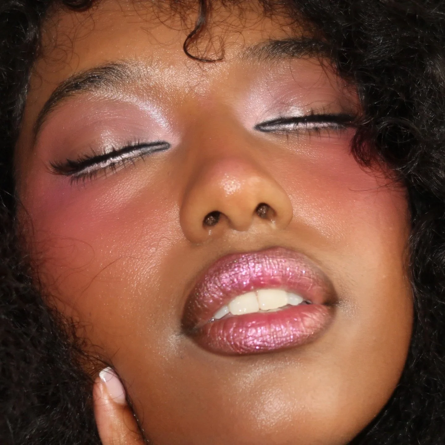 Learned from the best. J&rsquo;knowhatahmean✨💕💖💘 
@paintedbyesther ~Transitioning~ this blush technique all the way to the us from the uk🙂&zwj;↕️ 
My muse ✨✨✨ @mikalamcrae ✨✨✨
&bull;
Key Products~~
@beautybay berries palette 
@danessa_myricks lin