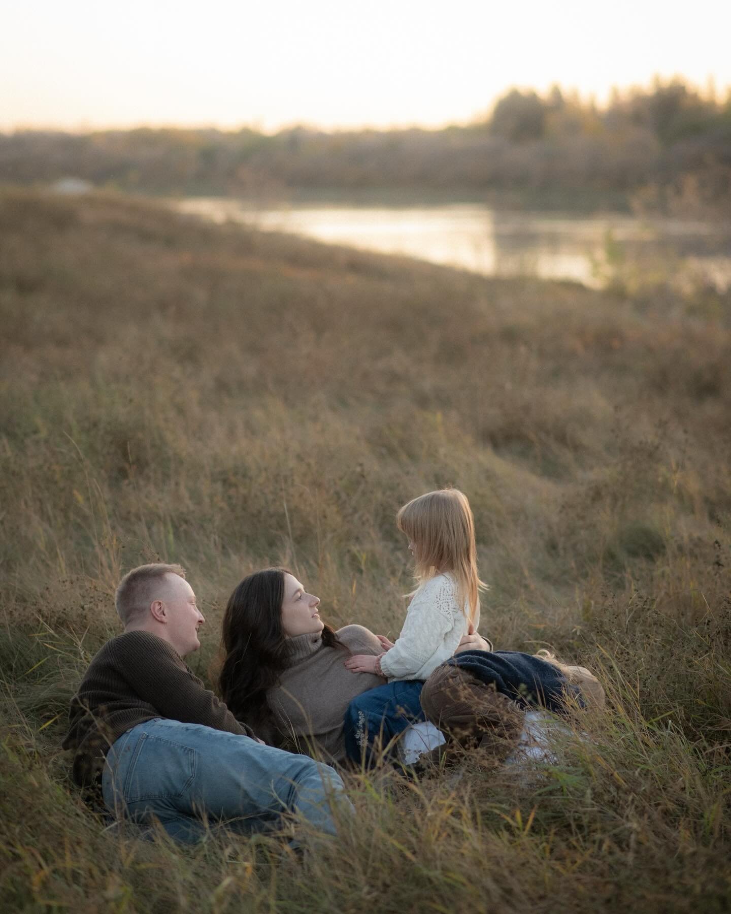 This fall family session was everything I love about the season&mdash;cozy knits, crisp air, golden light, and those in-between moments that make family photos feel timeless. 

When Sarah reached out, she shared that she wanted the photos to feel rel