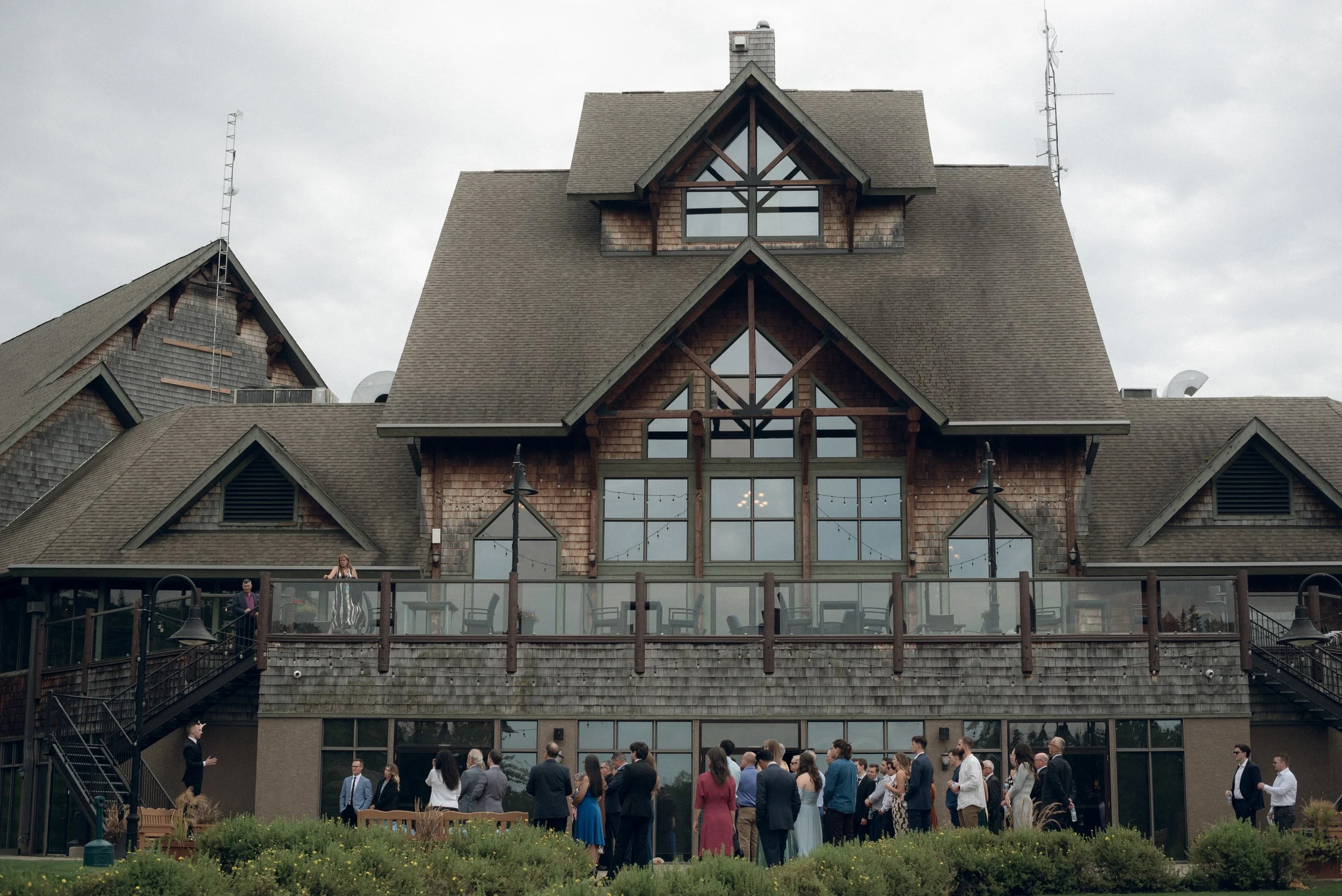 What Makes a Wedding Gallery Feel Like a Story (Not Just a Collection of Photos)
