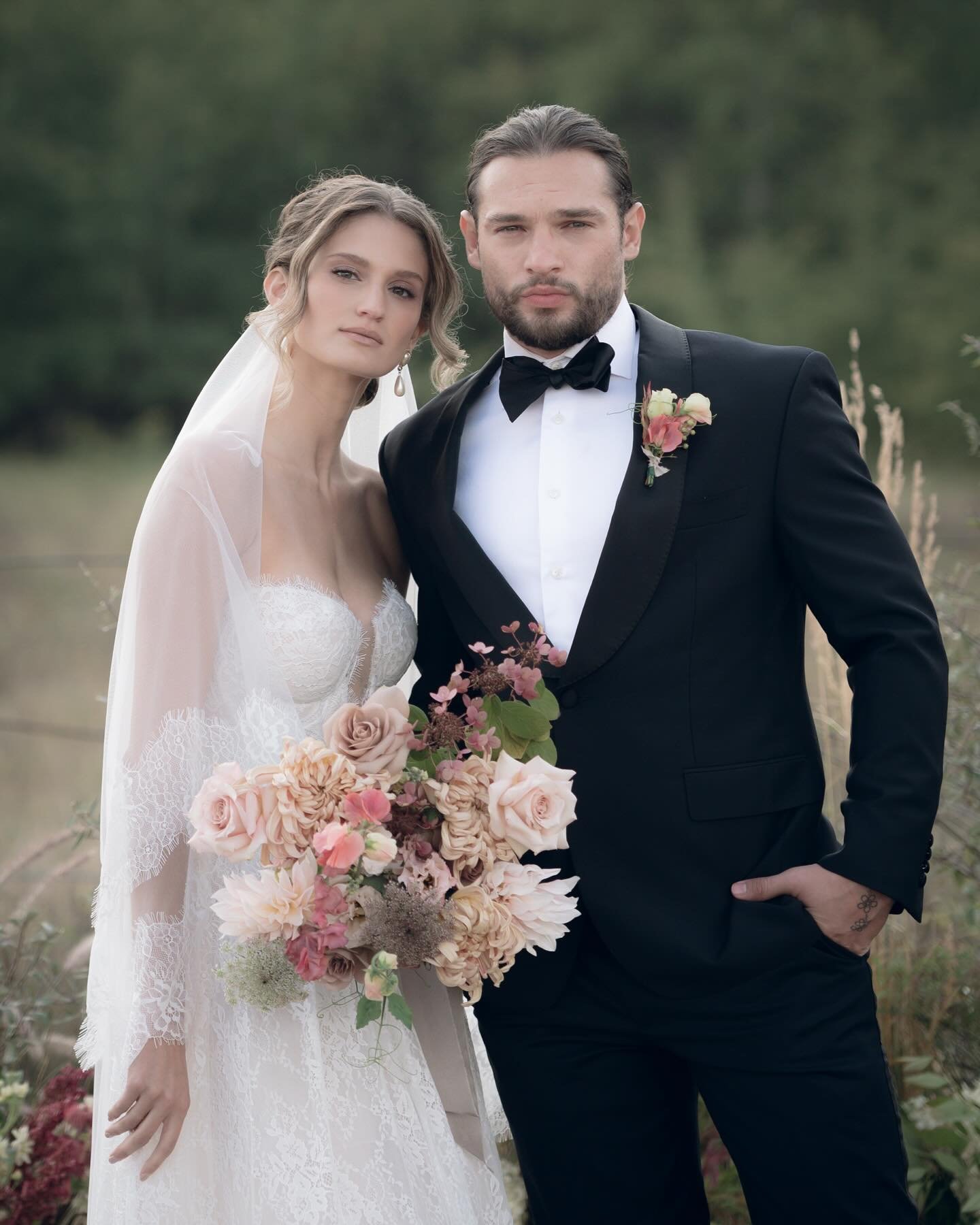 Love on the prairies 🕊️ Proof that you don&rsquo;t have to travel far to find breathtaking beauty&mdash;sometimes, it&rsquo;s right here in our own backyard. Forever inspired by this province and the incredible vendors who make magic here.

Venue @t