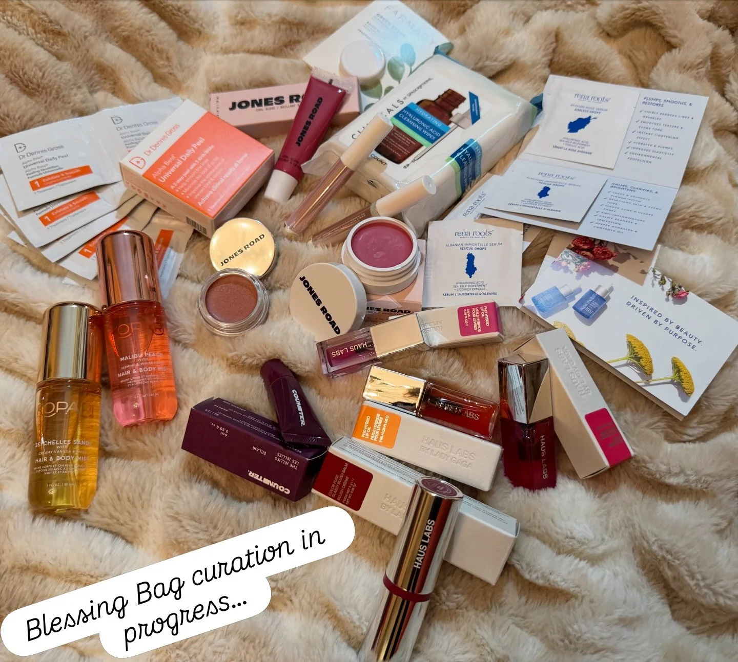 Curation in progress&hellip;each of our Blessings Bags are filled with safe, non-toxic, non-carcinogenic beauty and skincare products&hellip;sending 🌊 oceans of blessings 🌊 to those fighting #cancer and to everyone who supports them. 
🙏🏻🙏🏻🩵💙?