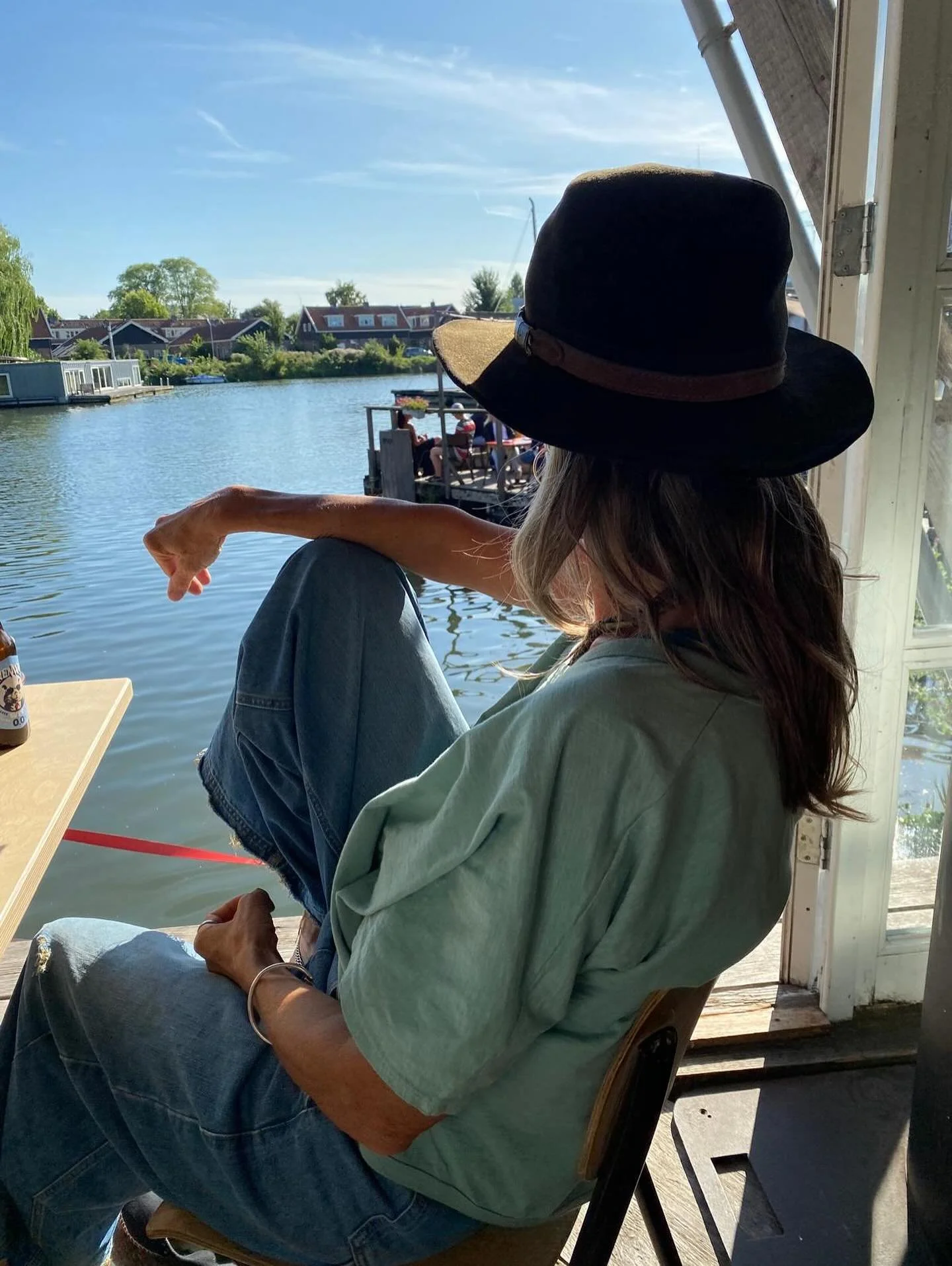 In 1996, na mijn studie psychologie, pakte ik mijn rugzak en vertrok met een open hart voor een wereldreis van &eacute;&eacute;n jaar. 

Het was een andere tijd. Trager. Dieper. Verbonden.

De wereld kende nog geen mobiele telefoons of digitale camer