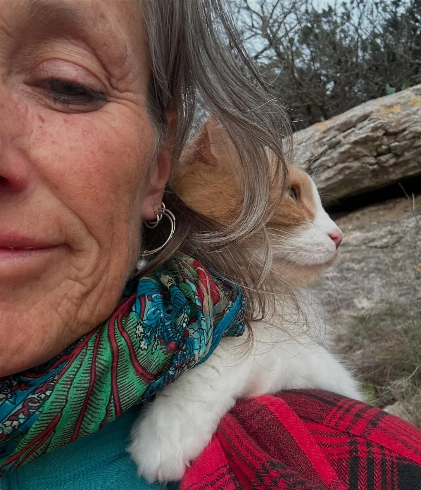 Ik kom net terug van een wandeling met Lion. 

Rug tegen een boom. Lion in mijn nek. De vallei voor me. En in mij: adrenaline.

Dat heb ik als ik iets bouw wat klopt. Mijn hele systeem staat aan. 

REALIGN.
Drie maanden kiezen.
Een groepstraject. 

V