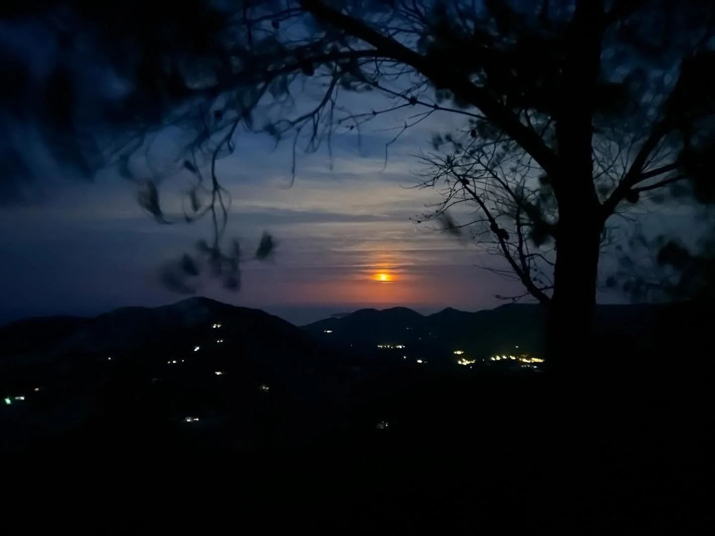 Gisteravond beklom ik de heuvel om te kijken naar de volle maan die opkwam. Ik heb er in stilte gezeten om stil te staan bij het leven dat ik leef. Wat wil ik achter me laten? En wat wil ik kiezen?

De maan, maar de zon net zo goed, markeren voor mij
