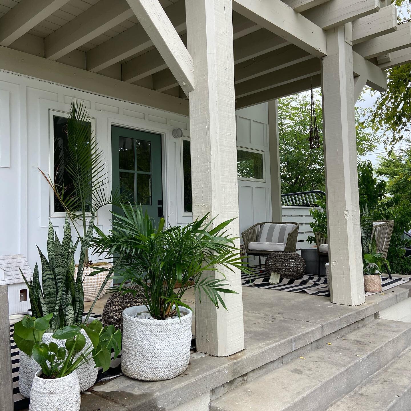 Checking on a favorite tropical vibe front porch. 🌿🌿🌿
Did you know we make house calls?  We fertilize, prune, offer pest and disease management with organic products and offer reporting for your plants.  Let us help you and your plants!
#plantserv