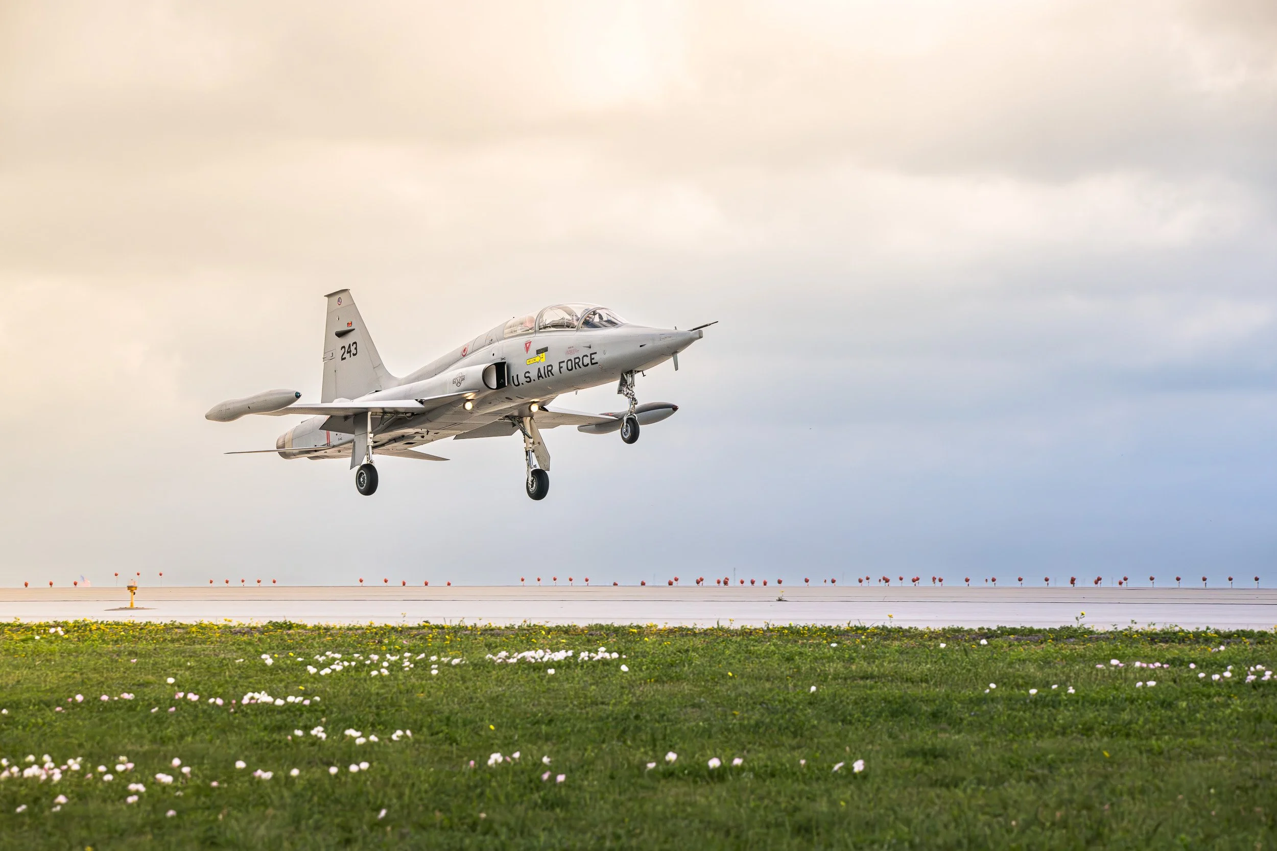 David Loi - Aviation Photographer-F5 Landing.jpg