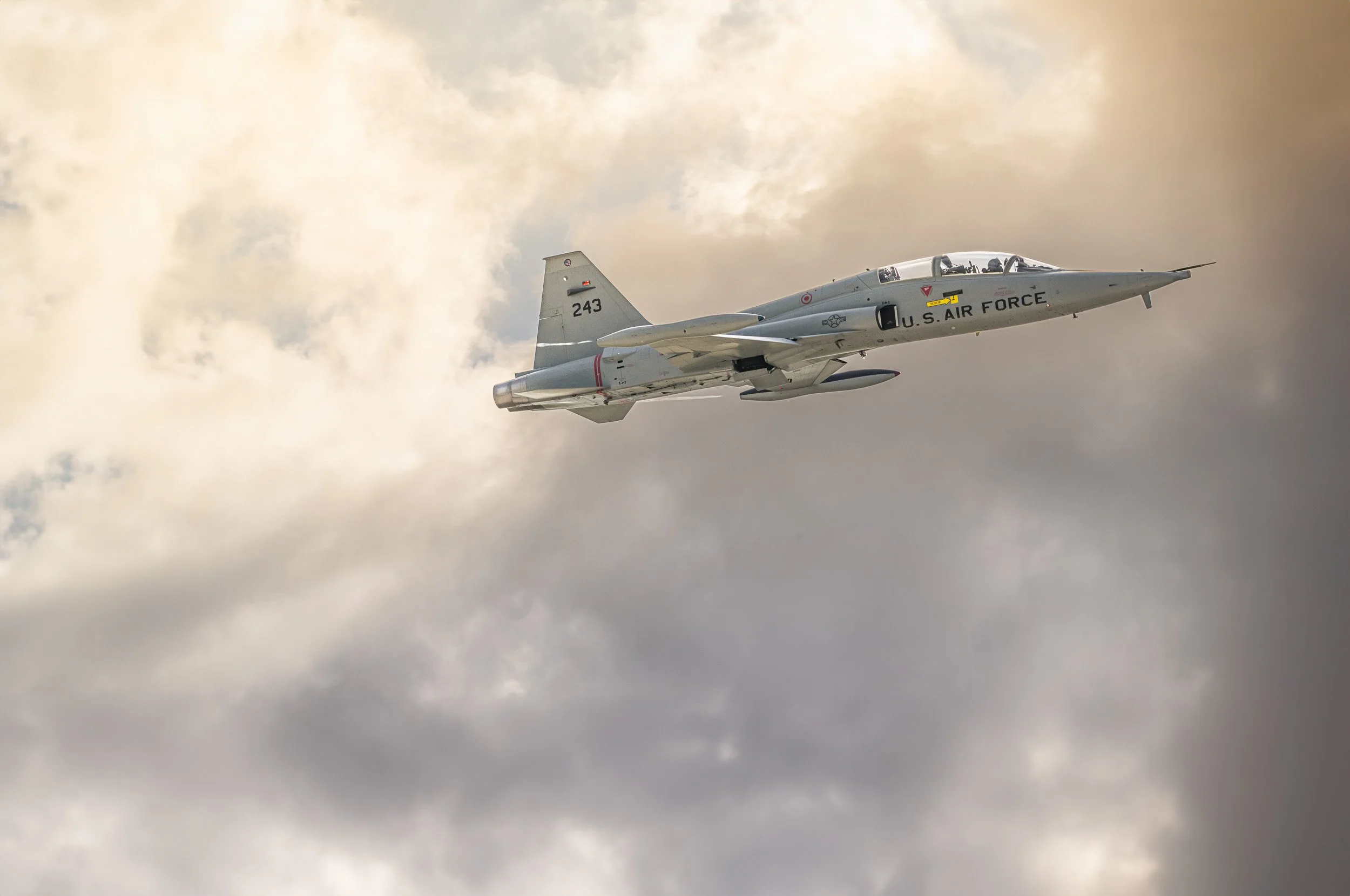David Loi - Aviation Photographer-F5 Taking Off.jpg