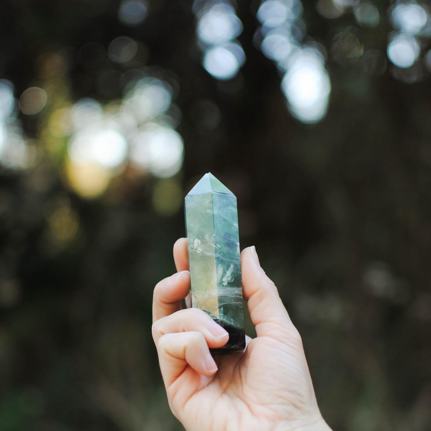 This beauty is called Fluorite: it&rsquo;s known as the &ldquo;genius&rdquo; stone. 🤓Fluorite stones are an excellent aid for concentration, decision making, learning and creativity!