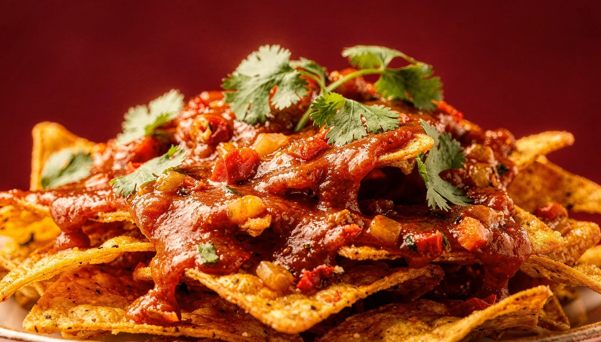 freepik__nachos-realistas-sobre-fondo-rojo-salsa-roja-pican__82145.jpeg