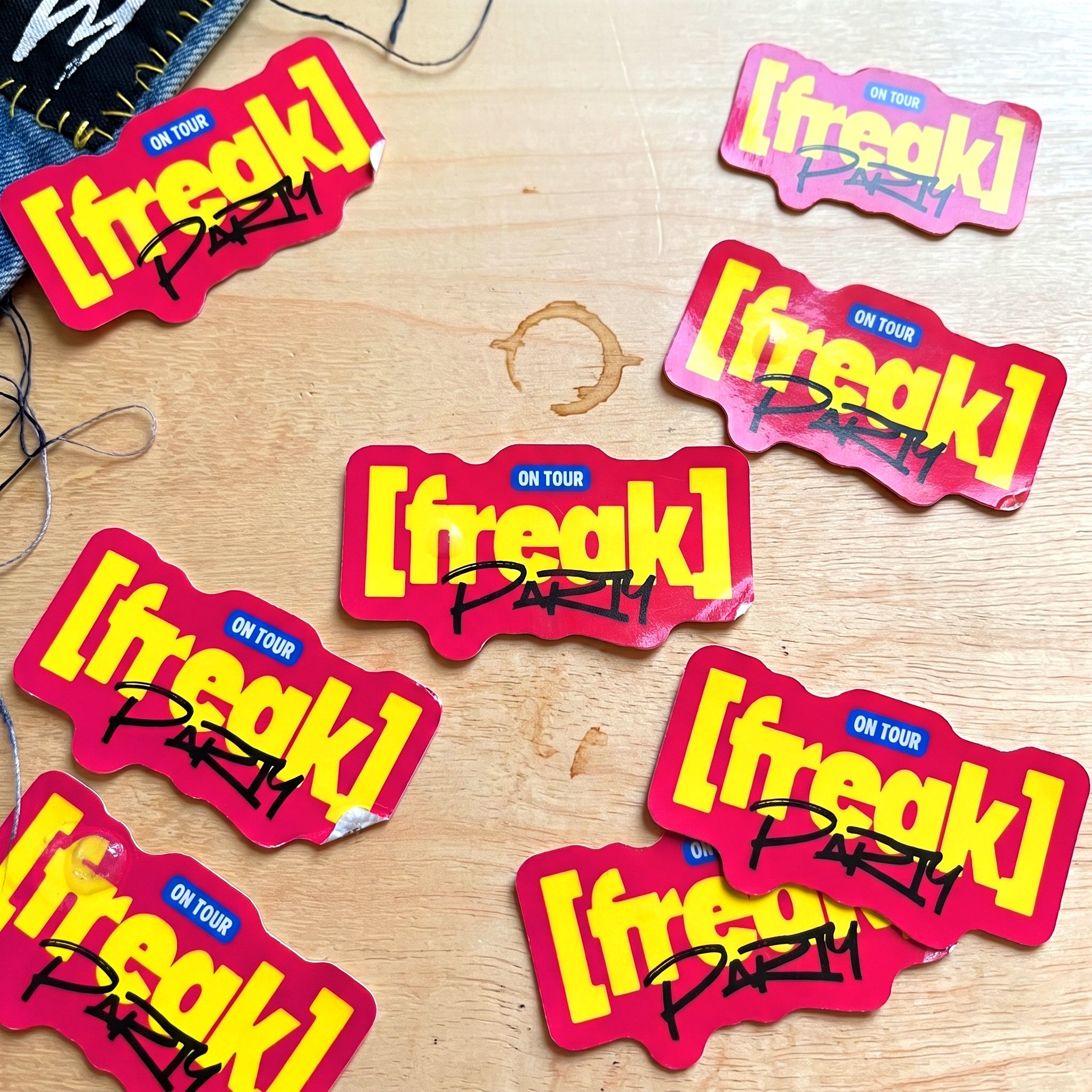 Pegatinas coloridas con texto que dice 'Freak! ON TOUR' y la firma 'Darky'.