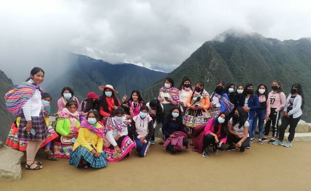 Over the weekend, students and some graduates from SVP were able to visit Machu Picchu for the first time 🤩 A huge thank you to our friends at @perurail and @belmondsanctuarylodge for helping make this day possible! Check out our stories for more ph
