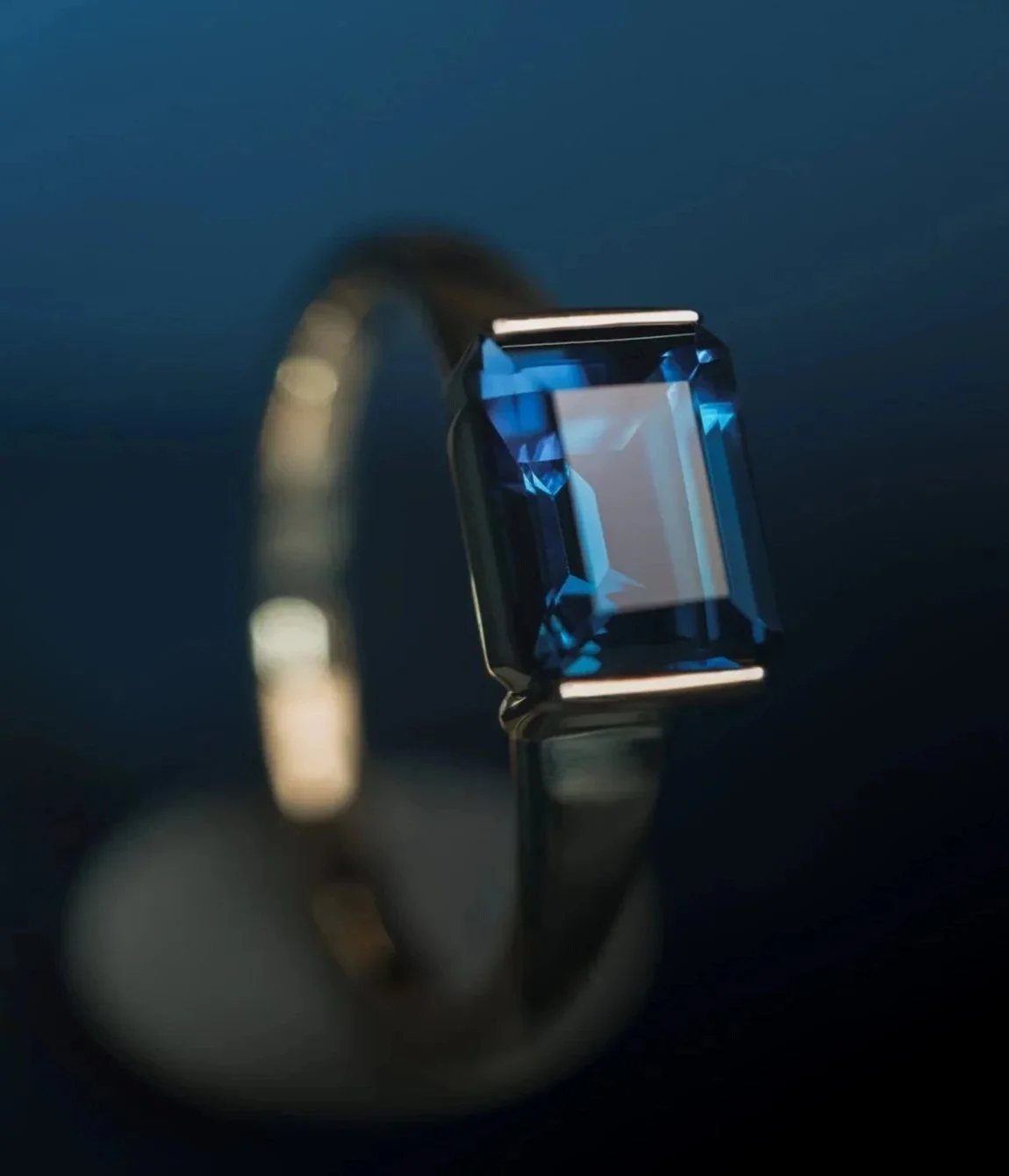 Anillo en oro amarillo con topacio London Blue corte esmeralda y montura tipo bisel, diseño de Pérez Filoteo.