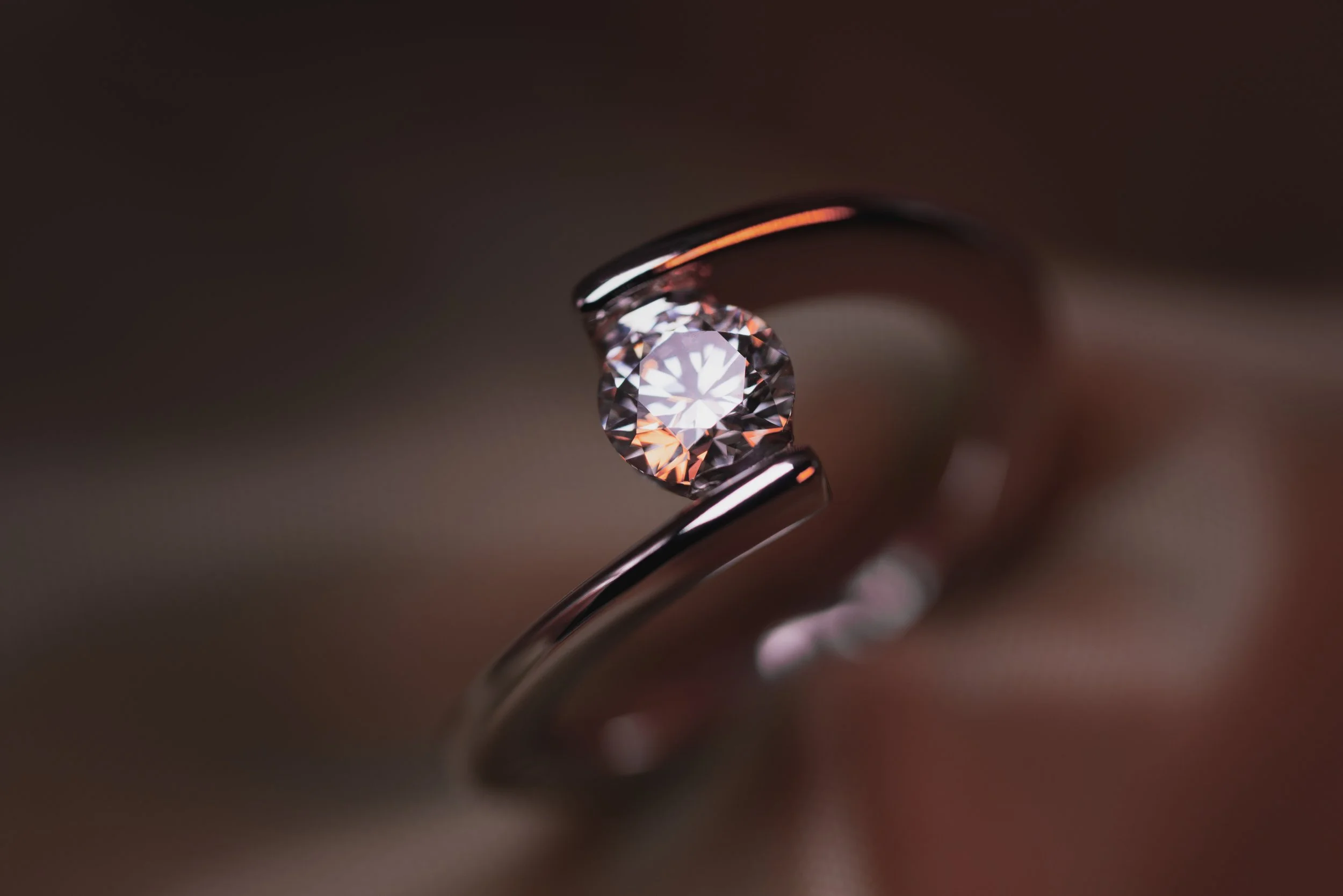 Anillo solitario de oro blanco con diamante central de corte redondo.