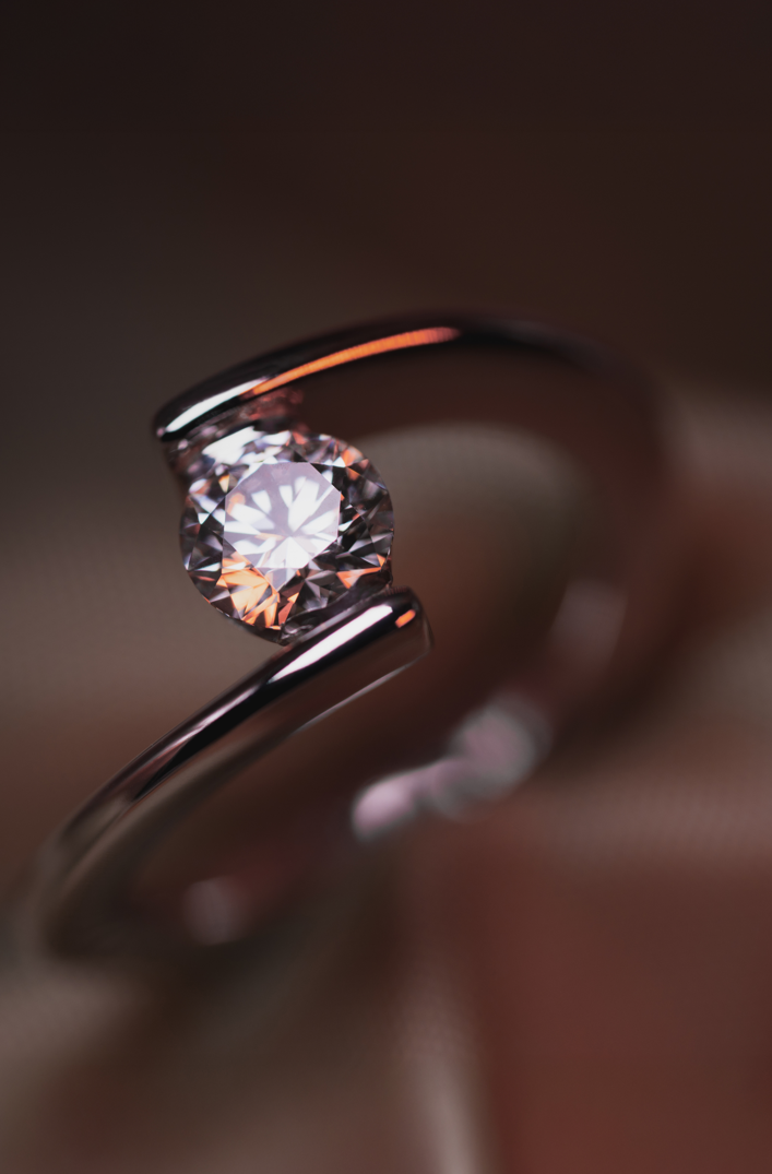 Anillo de compromiso en oro blanco con diamante corte redondo, diseño de Pérez Filoteo.