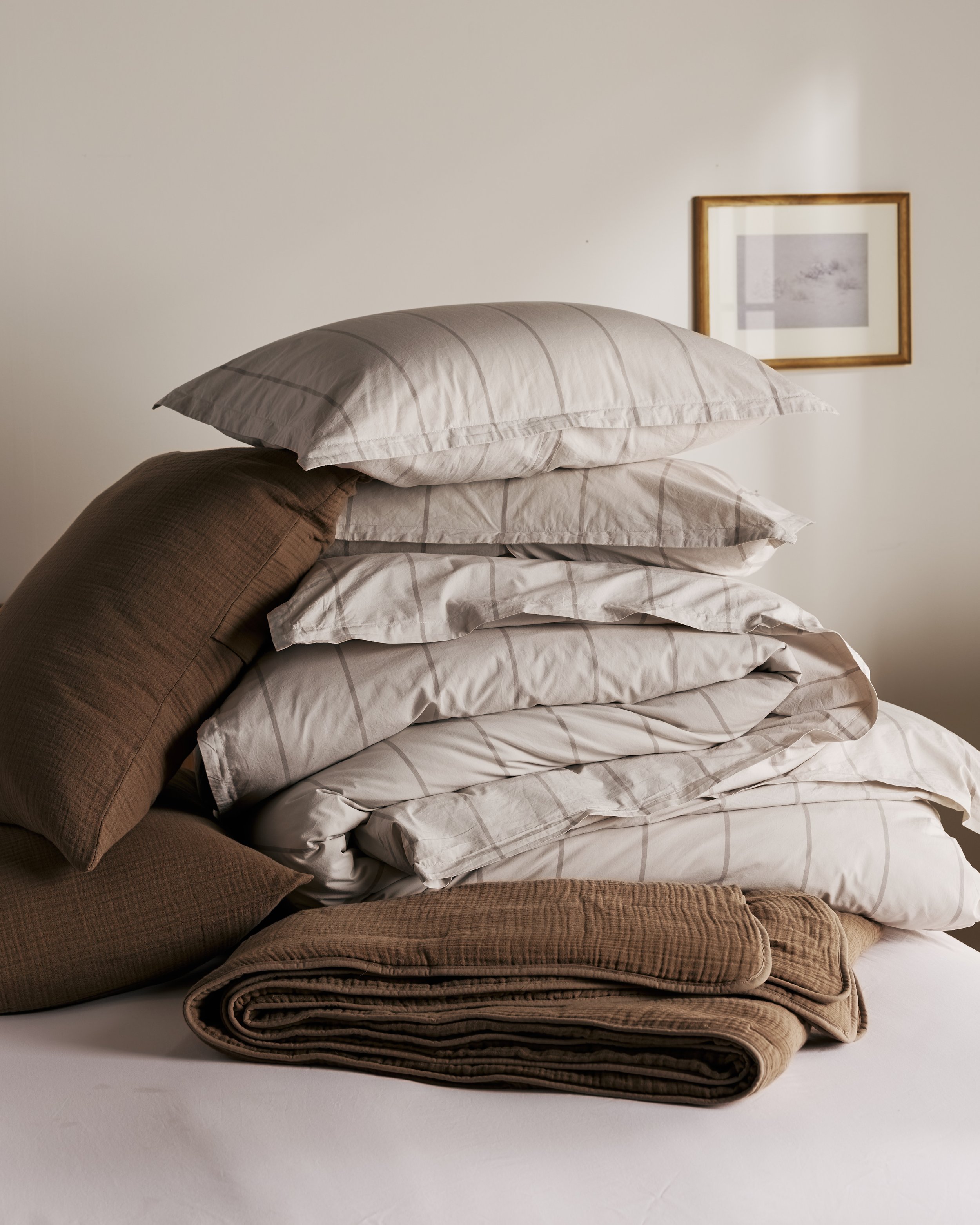 percale_pebble-stripe_organic-cloud-cotton_warm -grey_lifestyle_1335 1.jpg