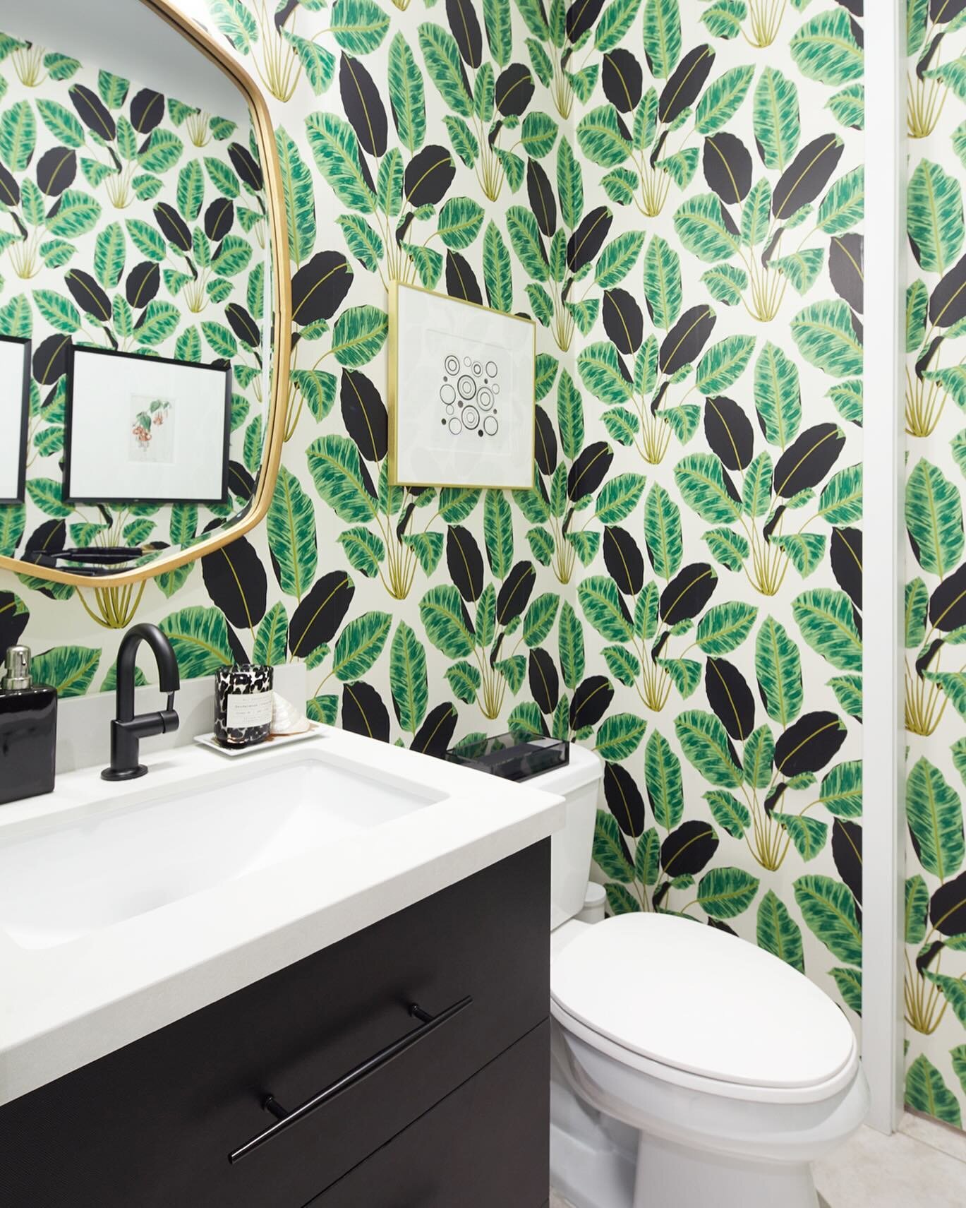 Wallpaper 🙌🏻🙌🏻🙌🏻💚🥰
Happy Wallpaper Wednesday!
The perfect place to bring on the WOW ~ it&rsquo;s big impact, small space, and because a powder room or small bathroom can be a great place to just have fun with colour and pattern. 
.
.
.
.
.
#c