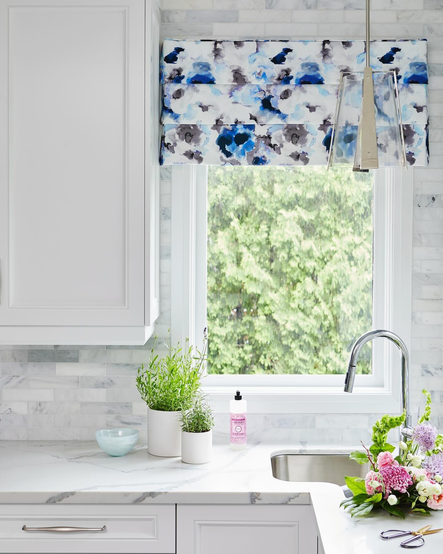 I was thinking about this pretty kitchen that I designed a few years ago&hellip;classic and elegant, with some beautiful fabrics that bring colour and pattern. It had an unusual layout that the client had requested, but we made it work for her and th