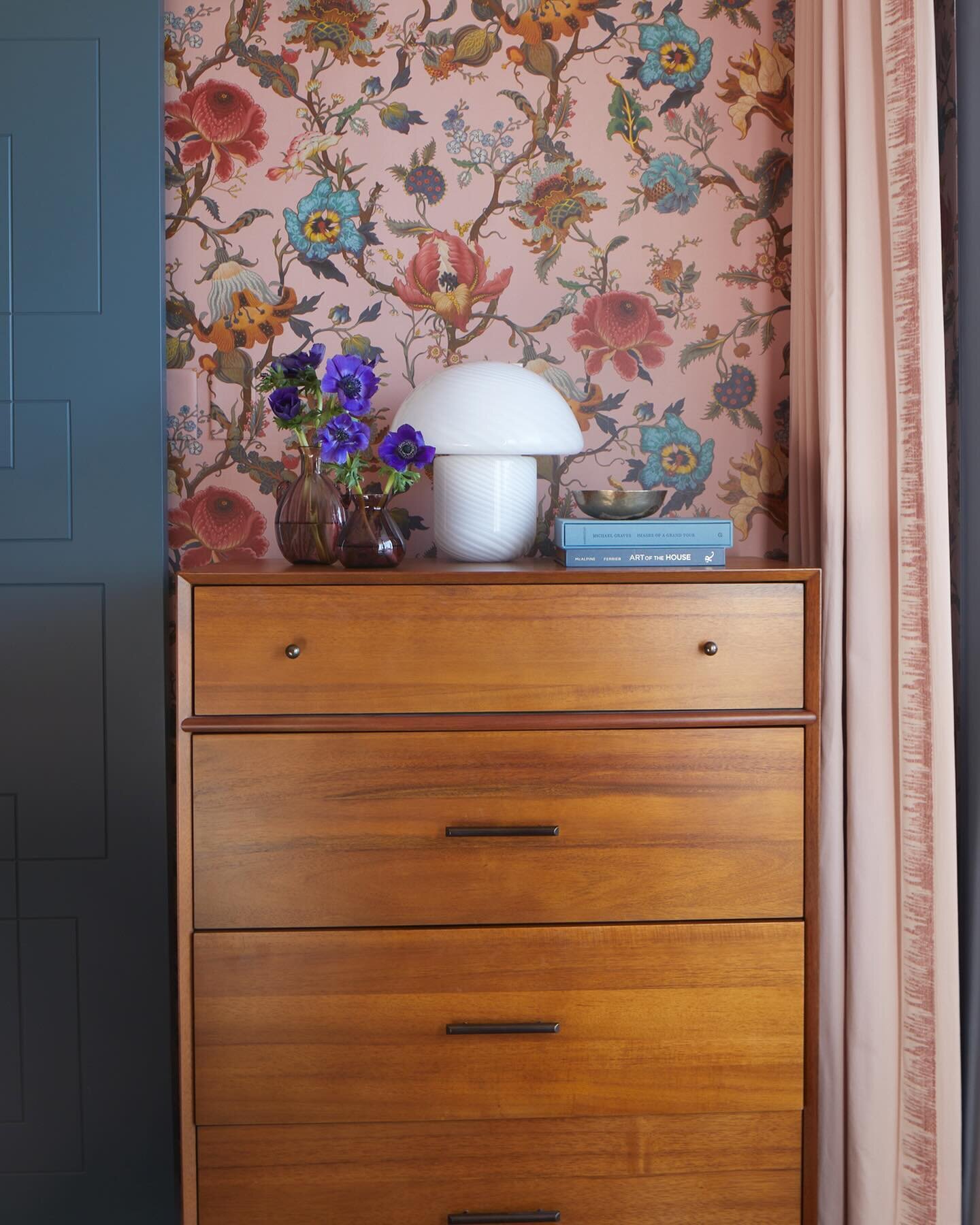 I will always love this romantic yet bold @houseofhackney wallpaper that we used at our Manderley project 💞
Swipe to see the &ldquo;before&rdquo; and how adding colour and pattern can make all the difference. 
Happy Wallpaper Wednesday! 🥰
.
.
.
.
.