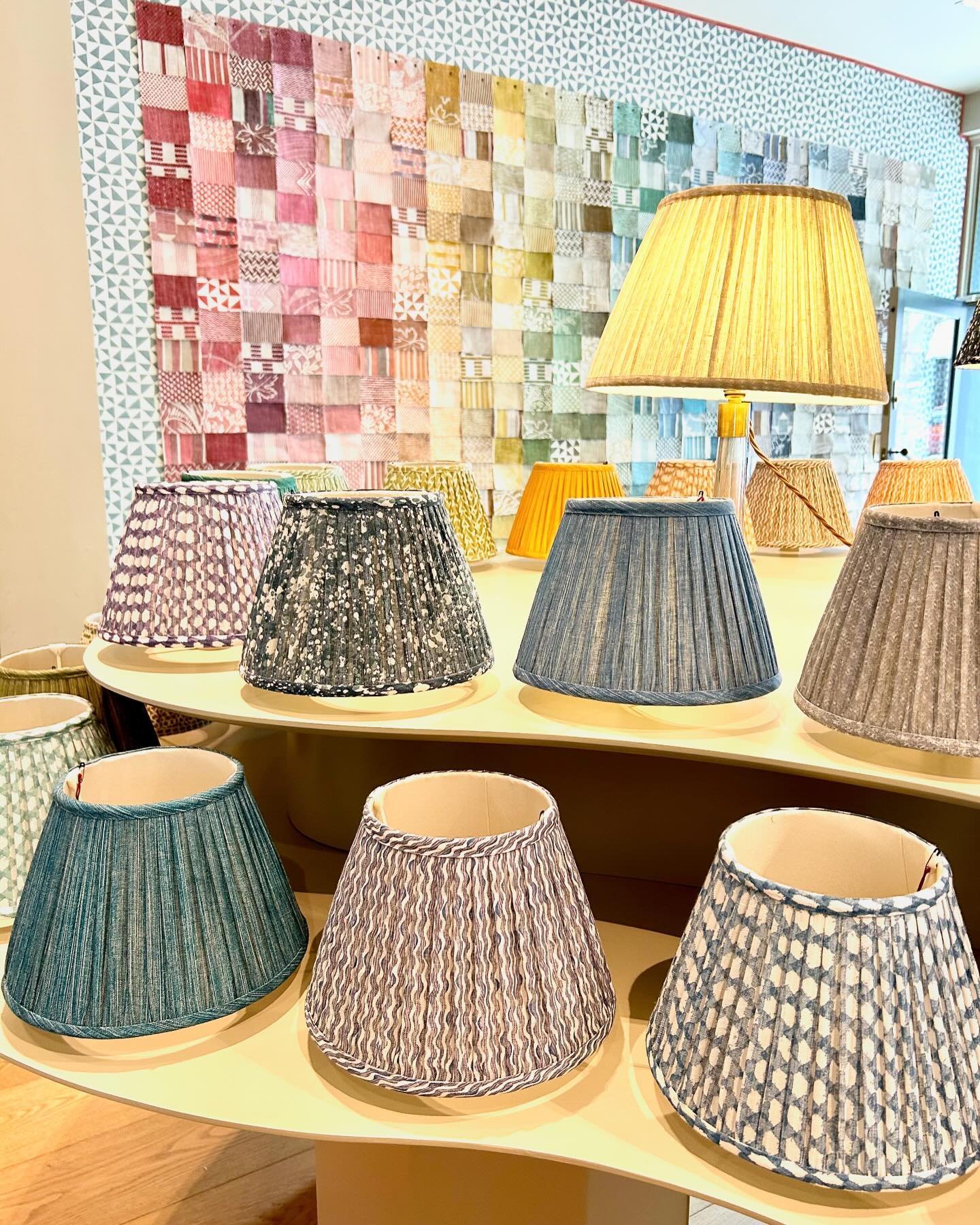 Today was a day of wondrous colour starting with a lovely visit to the London showroom of @fermoie 💞🇬🇧 Thank you so much for your generous hospitality and it was everything I could do not to bring all of the lampshades home with me!! So much inspi