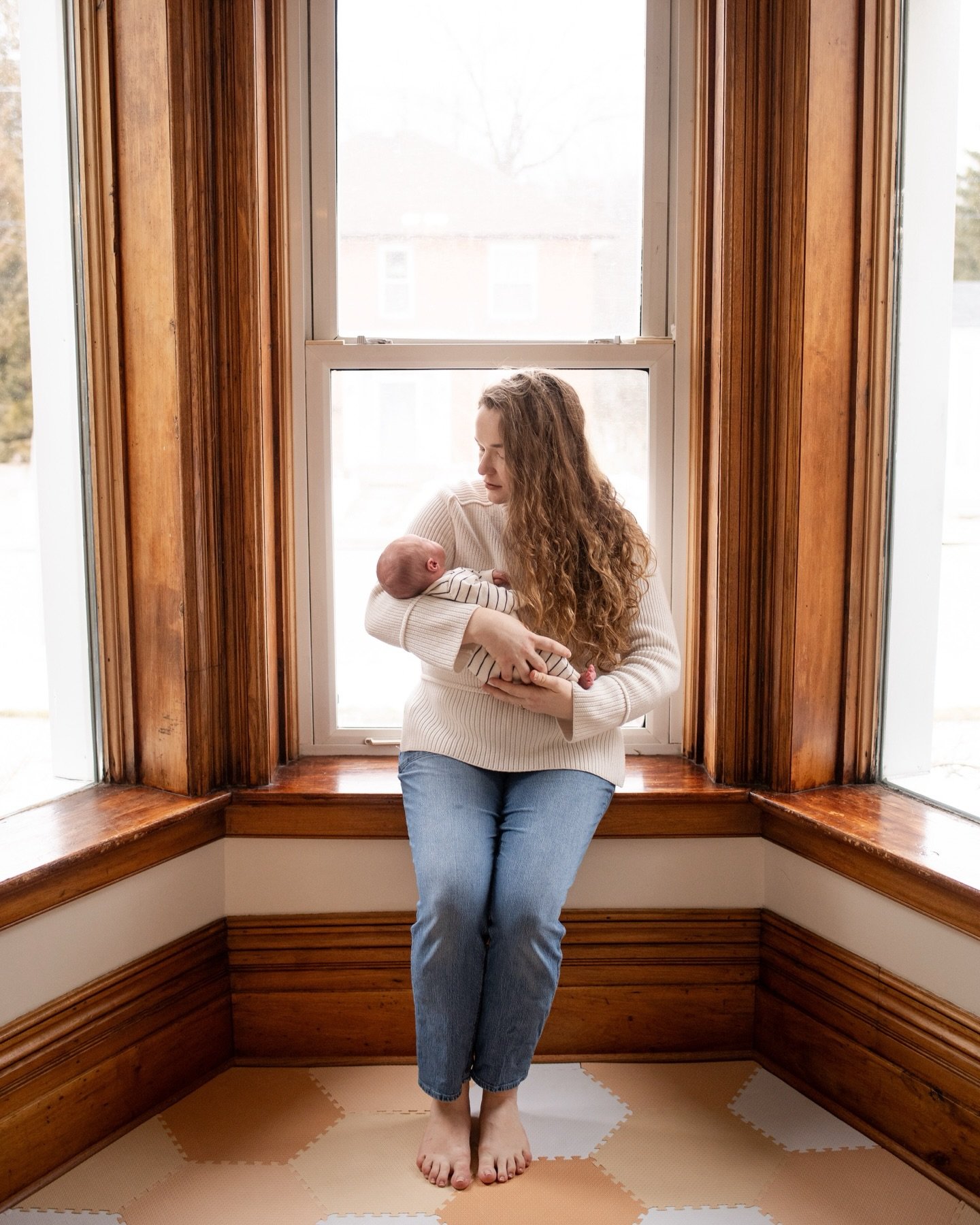 Last weekend I got to step into this beautiful home during sacred newborn time and it made me feel all the magic that is love 💖 It was my third session with this fam (session autocorrected to &ldquo;season&rdquo; and that&rsquo;s actually so fitting