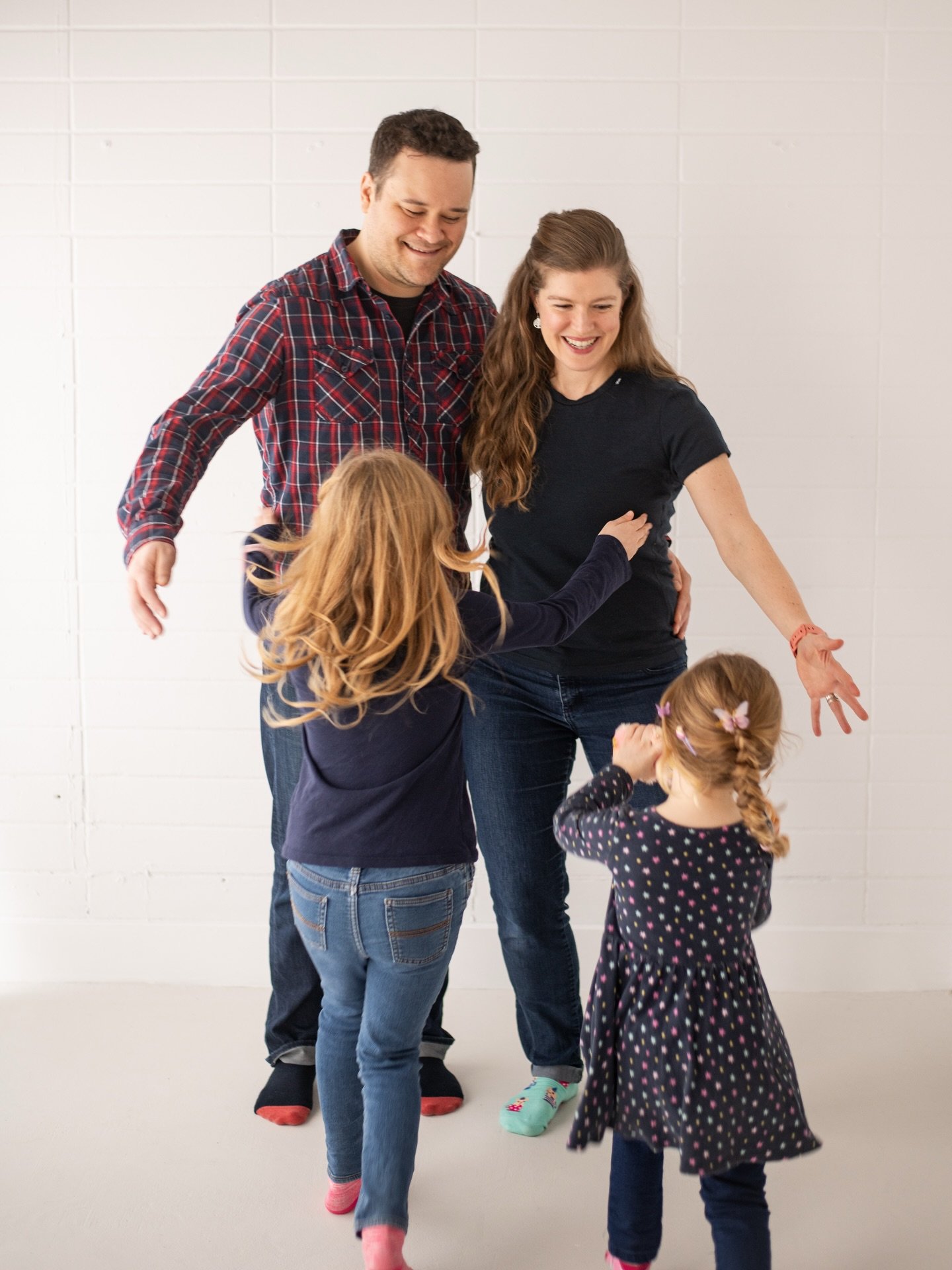 While my body loves the warmer seasons, my soul lives in the winter. Things slow down. I have more time to breathe, to think, to reset. My winter sessions are almost exclusively family: newborns, maternity, the whole fam, and it feels peaceful ❄️ It 