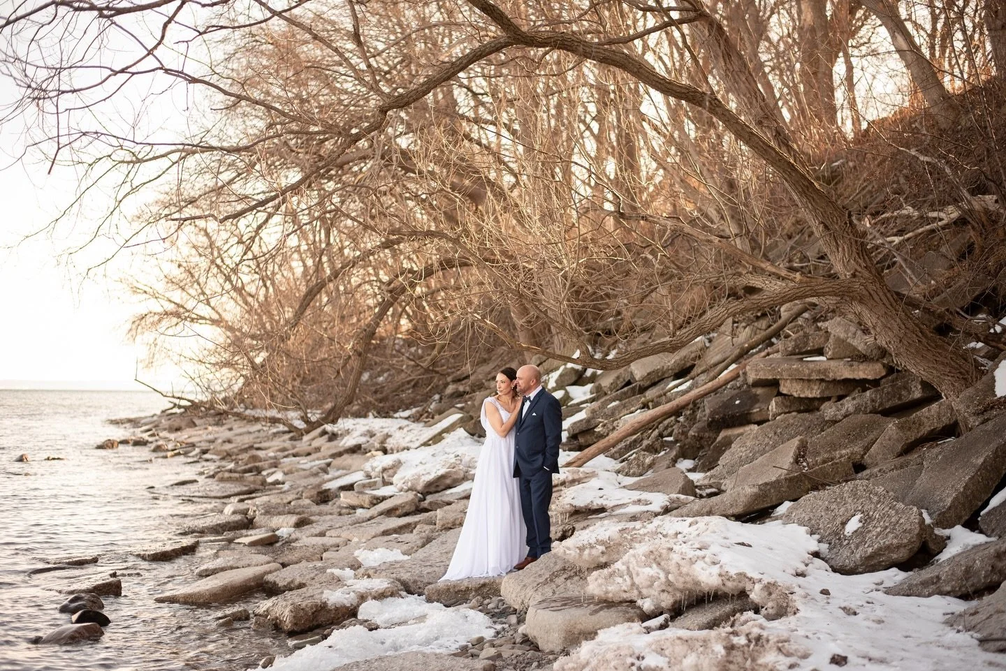 Congratulations are in order for W+M on their gorgeous wedding day 🎊 Kudos to the beautiful bride on braving the minus temp to get✨those✨shots!