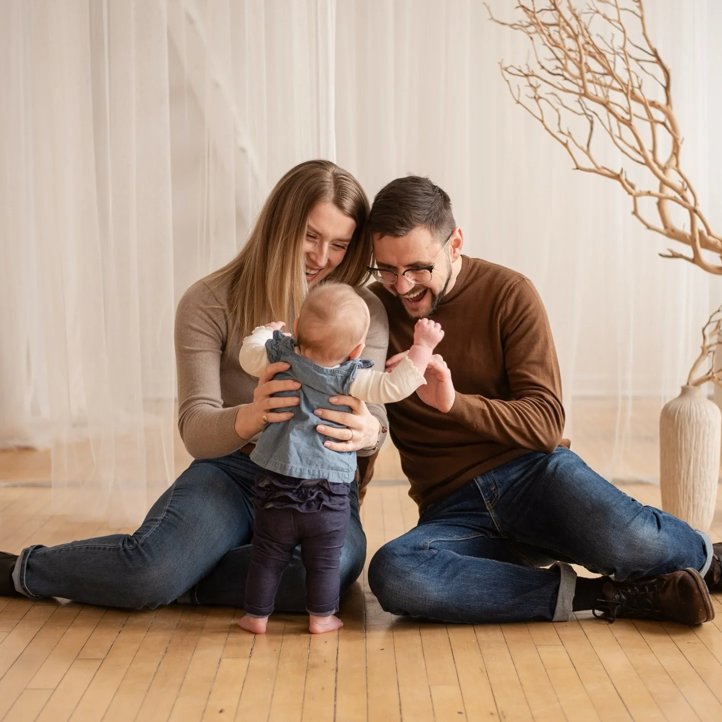 My first studio session of the day was with S squared&hellip; and their new little addition 🥹 I can&rsquo;t tell you how much it means to me when my wedding couples come back as their families grow 🌷