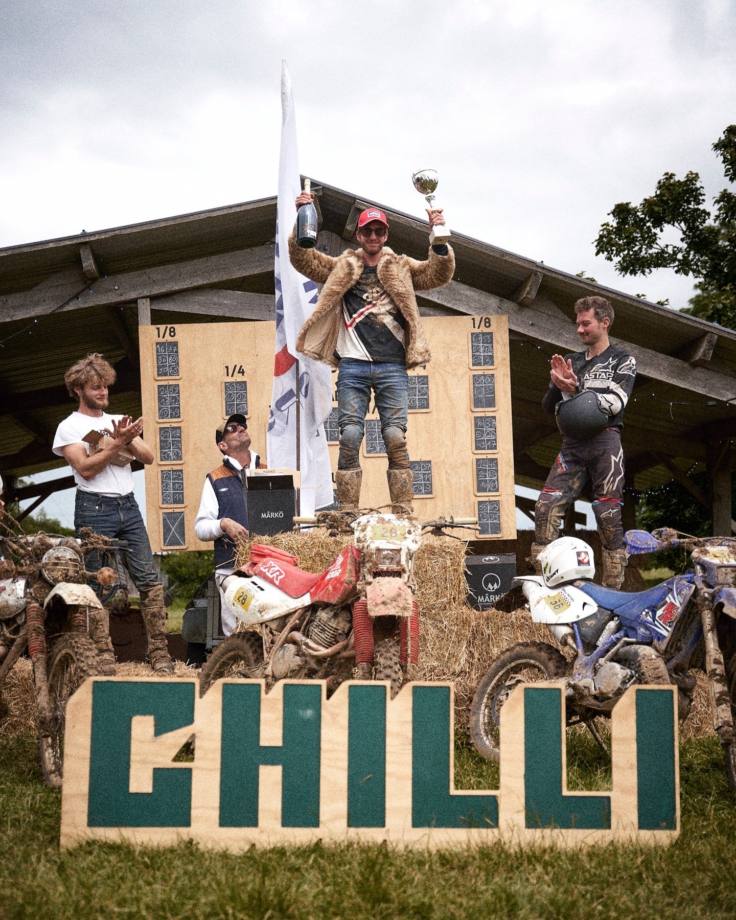 PODIUM 🏆
Retour sur les 3 gagnants de CHILLI Motors 2024

🥉 Th&eacute;o Peronne, 25 ans. Un normand, venu du calvados. Un look de bucheron et un XT400 pouss&eacute; &agrave; fond pour accrocher la troisi&egrave;me place du podium. Bravo @theo_peron