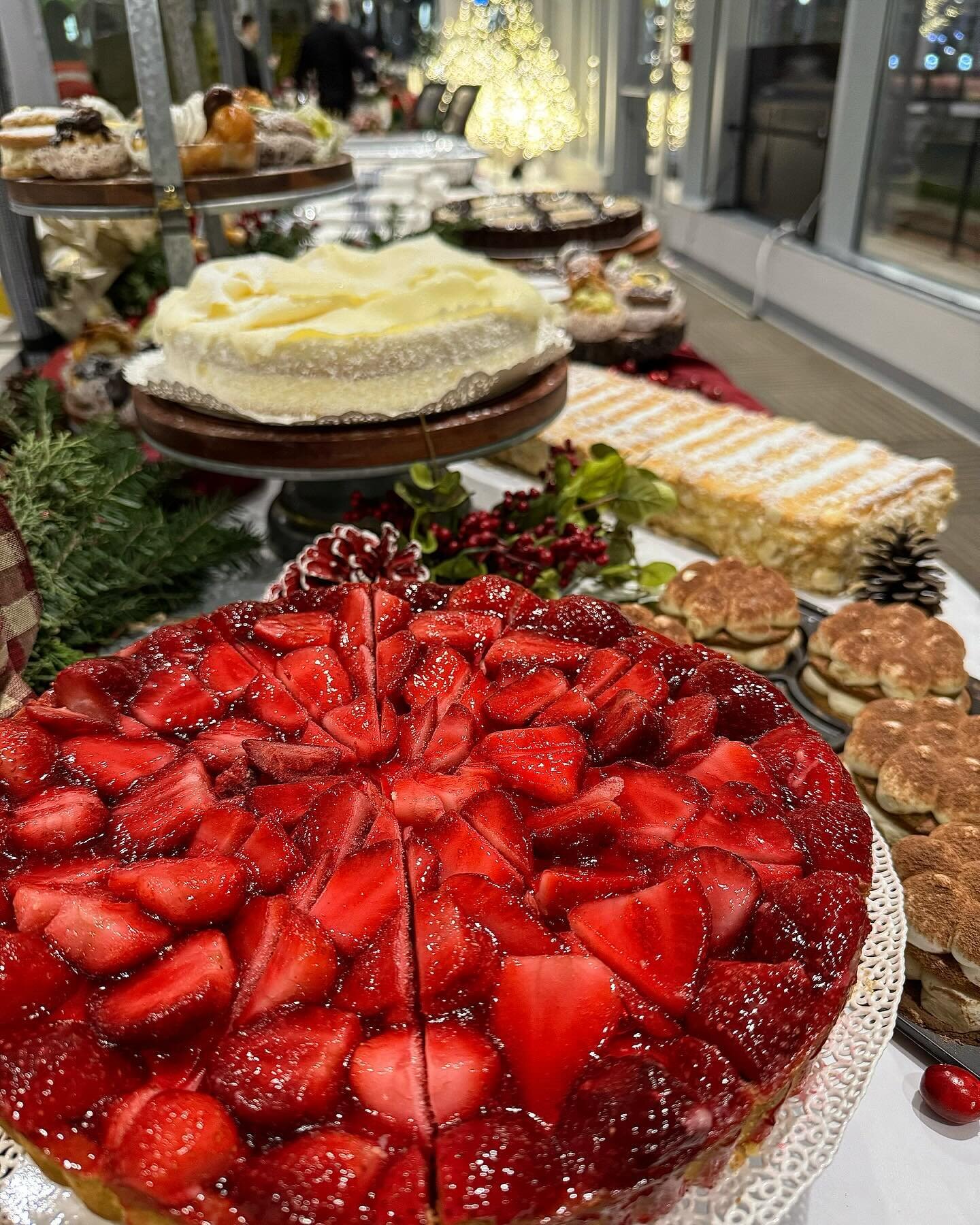 Thank you @buildingandlandtechnology for choosing us again to cater &amp; Set-up your annual Christmas party.  #desserttable #italiandesserts #bartenderstation #freshpasta #italianafoods #cateringservice #charcuterietable #igl&omicron;vers