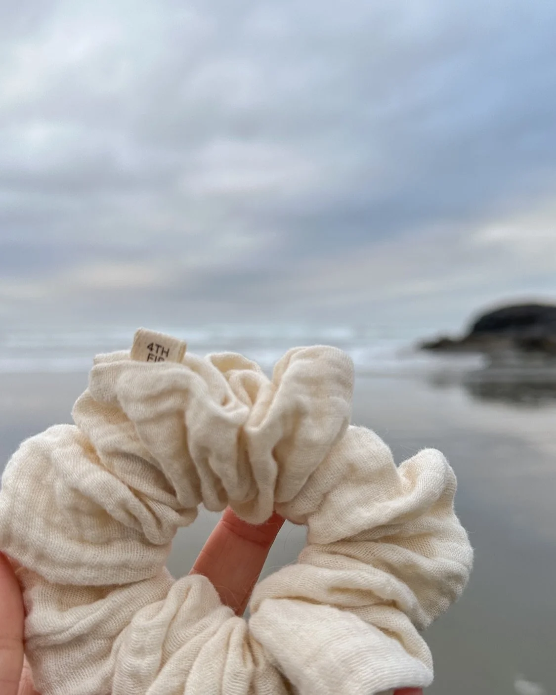 🌊Where are you taking your scrunchie this weekend? 🌊 

#scrunchies #handmadescrunchie #vancouverscrunchies #microbusiness #microbrand