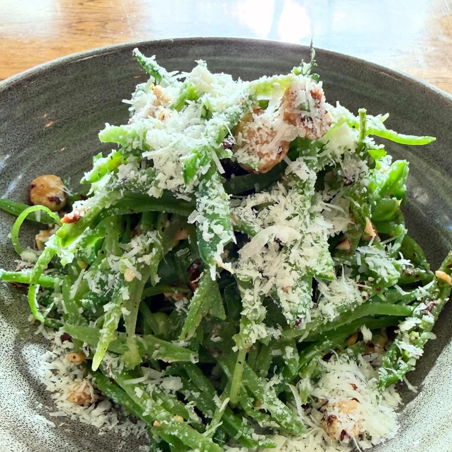 GUESS WHO&rsquo;S BACK? It&rsquo;s those perfect snap peas/hazlenut/preserved lemon vinaigrette/pecorino sardo 🫛

#stoneburnerseattle #snappeas #springequinox #seattlerestaurants #ballard
