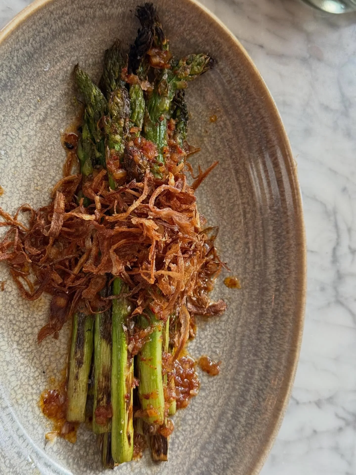 BLISTERED ASPARAGUS urfa &amp; lime vinaigrette/ fried shallot 

#asparagus #springing #thankafarmer