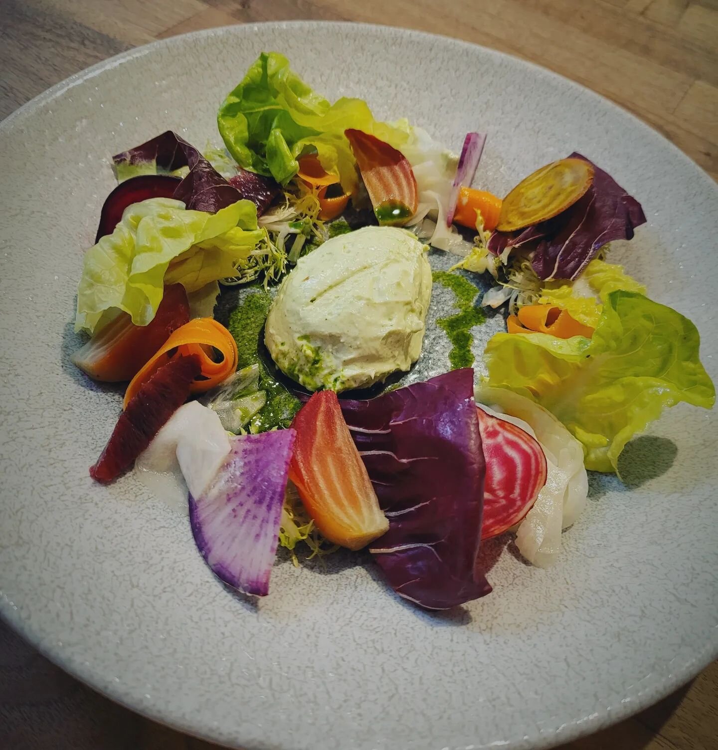 Clarity in the garden🌿
Butterhead lettuce | breakfast radish | shaved carrots | lemon honey dressing | whipped herb goat cheese
.
.
.#clarity #clarityvienna #finedining #frenchcuisine #restaurant #viennavafoodies