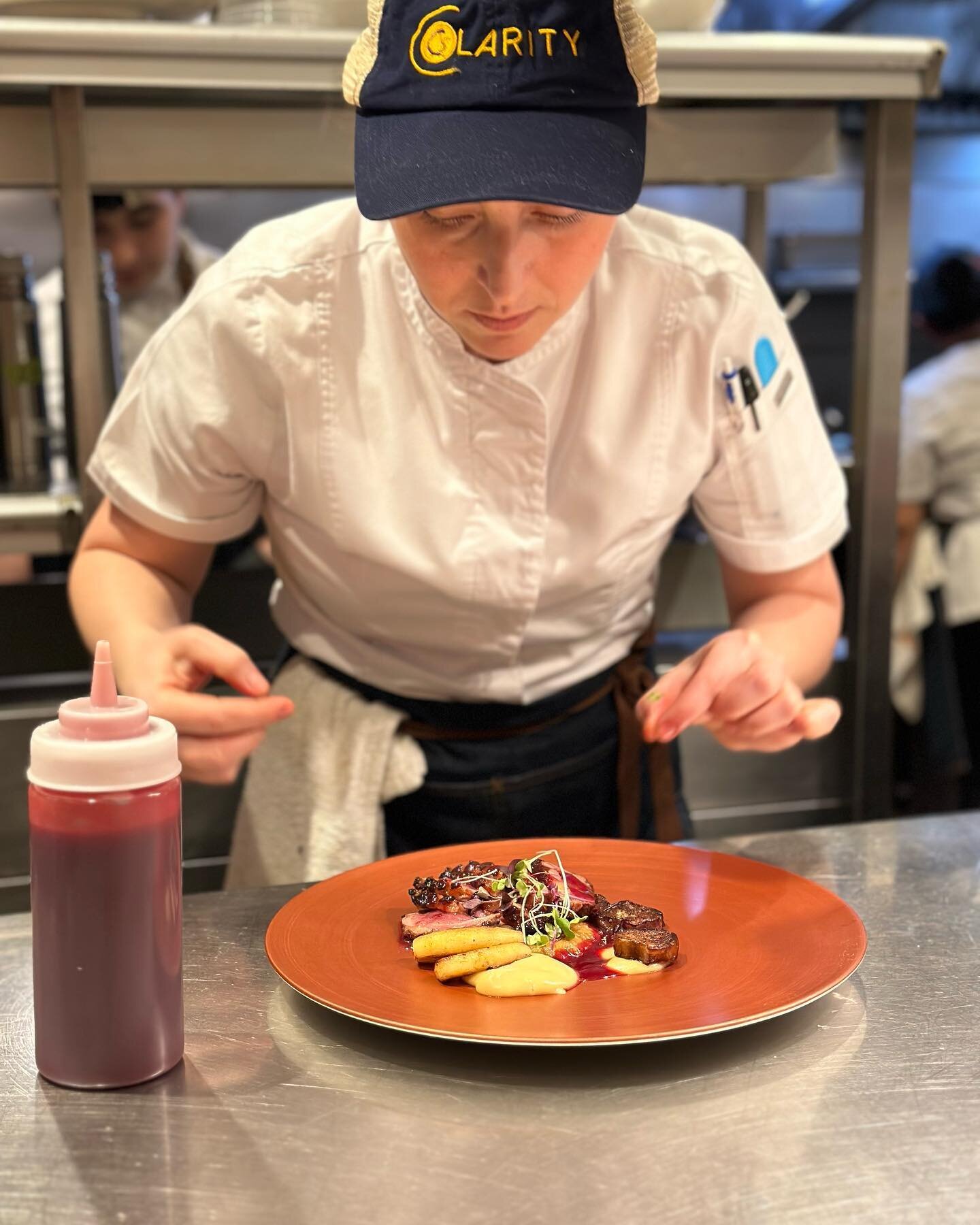 Pan Fried Moulard Magret Duck Breast by @oksanachepoi 
sweet potato pur&eacute;e | charred and pur&eacute;ed eggplant | pickled baby corn | br&ucirc;l&eacute;ed lady pink apple | port beet reduction sauce 😮&zwj;💨😋
Visit the link in our profile to 