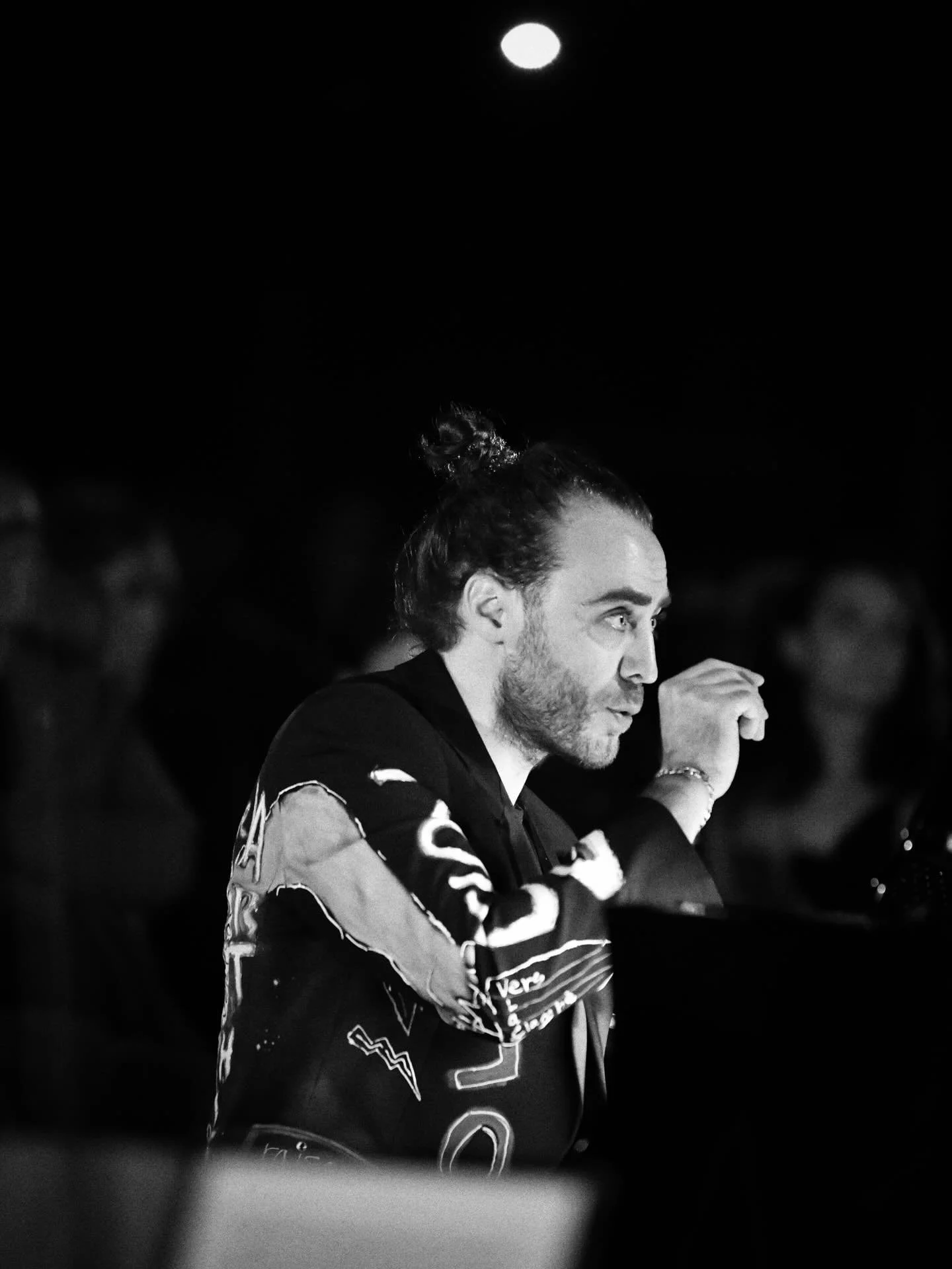 Ultimul concert din seria Opus Noisy răm&acirc;ne apogeul emoțiilor pe care le-am simțit &icirc;n ultimele două săptăm&acirc;ni.

Un cerc deschis, unde arta a devenit o experiență multisenzorială, și unde Daniel Ciobanu, &icirc;mpreună cu Orchestra A