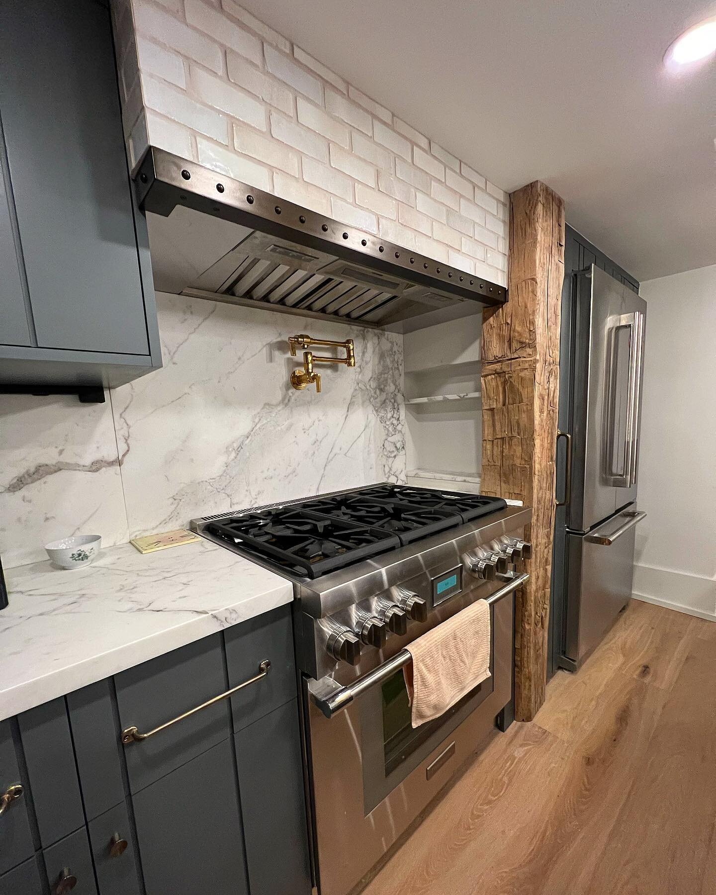 Made a detail piece to finish off this tiled custom hood range and added stainless steel splash guards on either side of the hood. Kitchen design by @beccainteriors, remodel work done by @ccinteriorcorp #manhattan #NYC #manhattannyc #interiordesign #